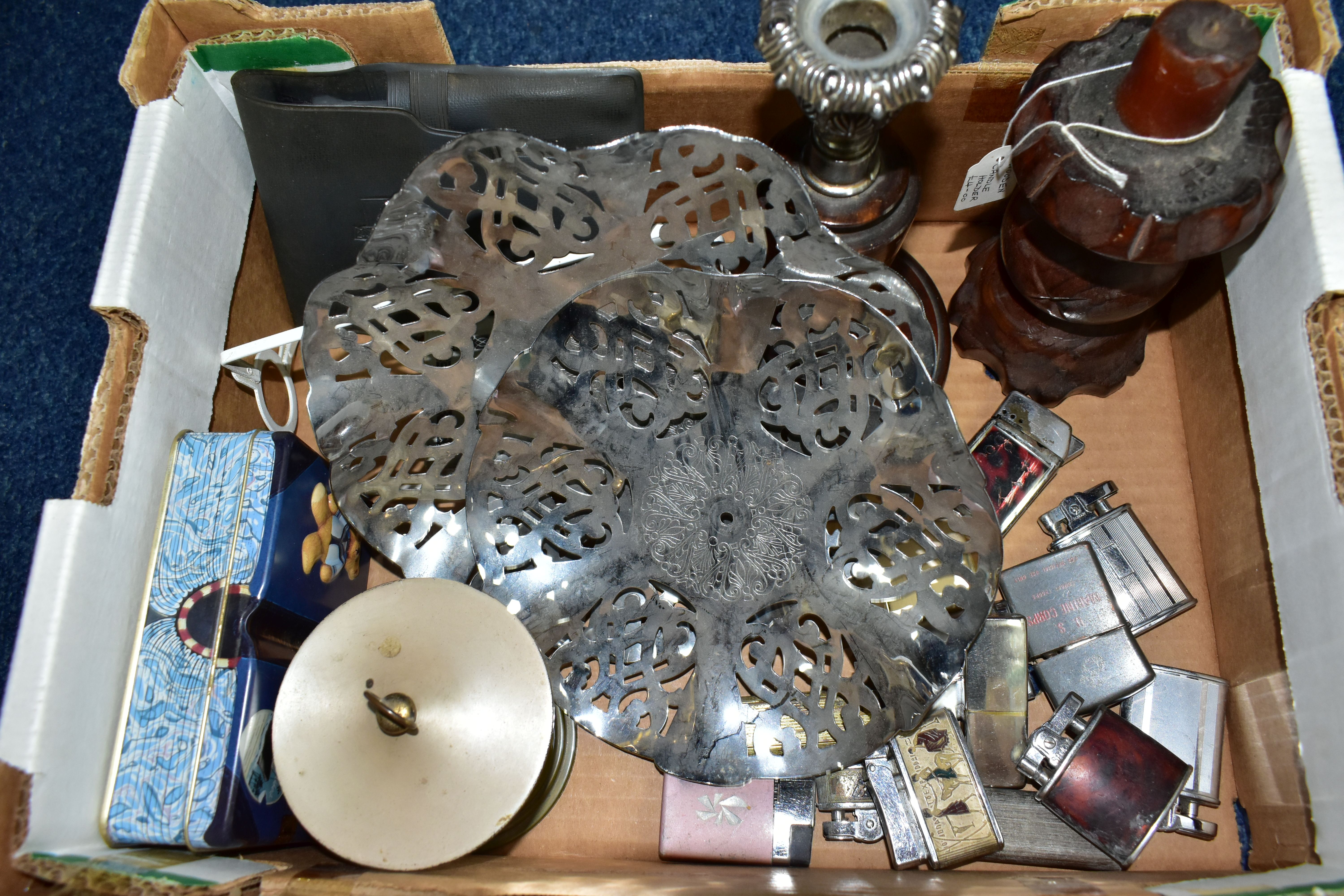 THREE BOXES OF LAMPS AND MISCELLANEOUS ITEMS, to include an early electric Singer sewing machine, - Bild 3 aus 8