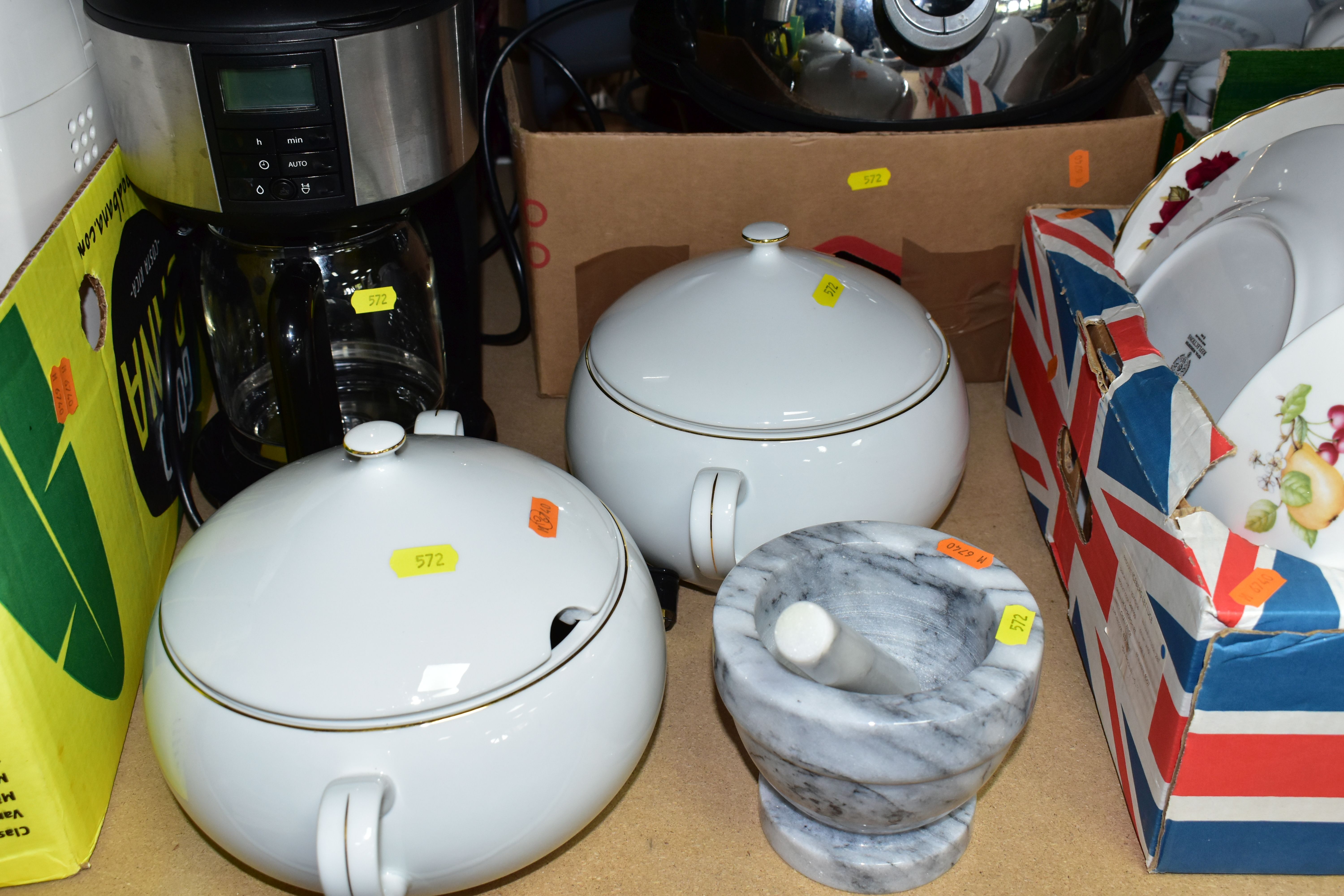 FIVE BOXES AND LOOSE ELECTRICAL KITCHEN WARES AND DINNER WARES, to include a Panasonic SD-255 - Bild 3 aus 6