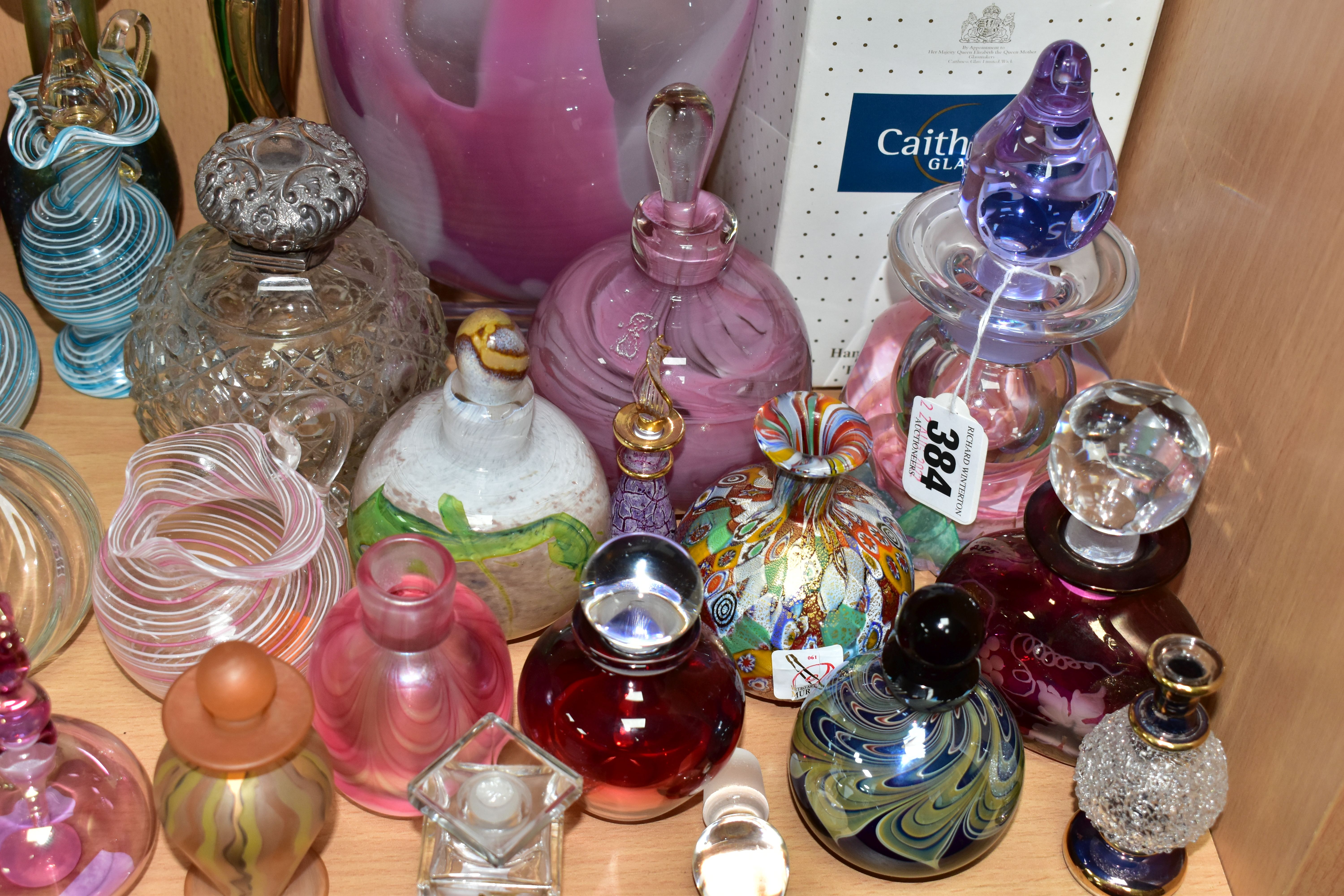 A COLLECTION OF ASSORTED PERFUME BOTTLES INCLUDING A BOXED CAITHNESS LIMITED EDITION DEWDROP PERFUME - Bild 2 aus 5