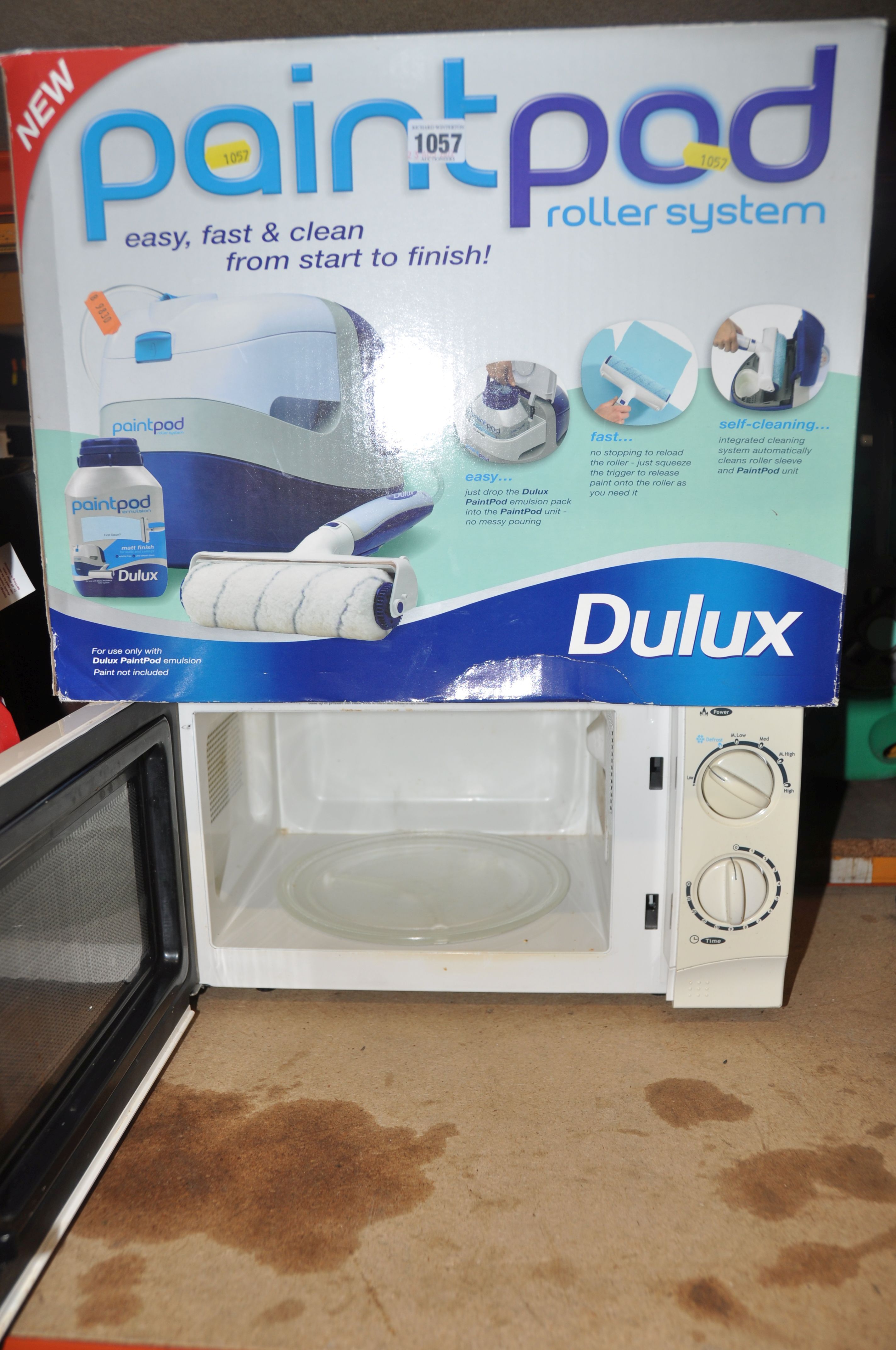 HOUSEHOLD ELECTRICALS to include Dulux paint pod roller system in original box and a Asda P70B17P-C6 - Bild 2 aus 2