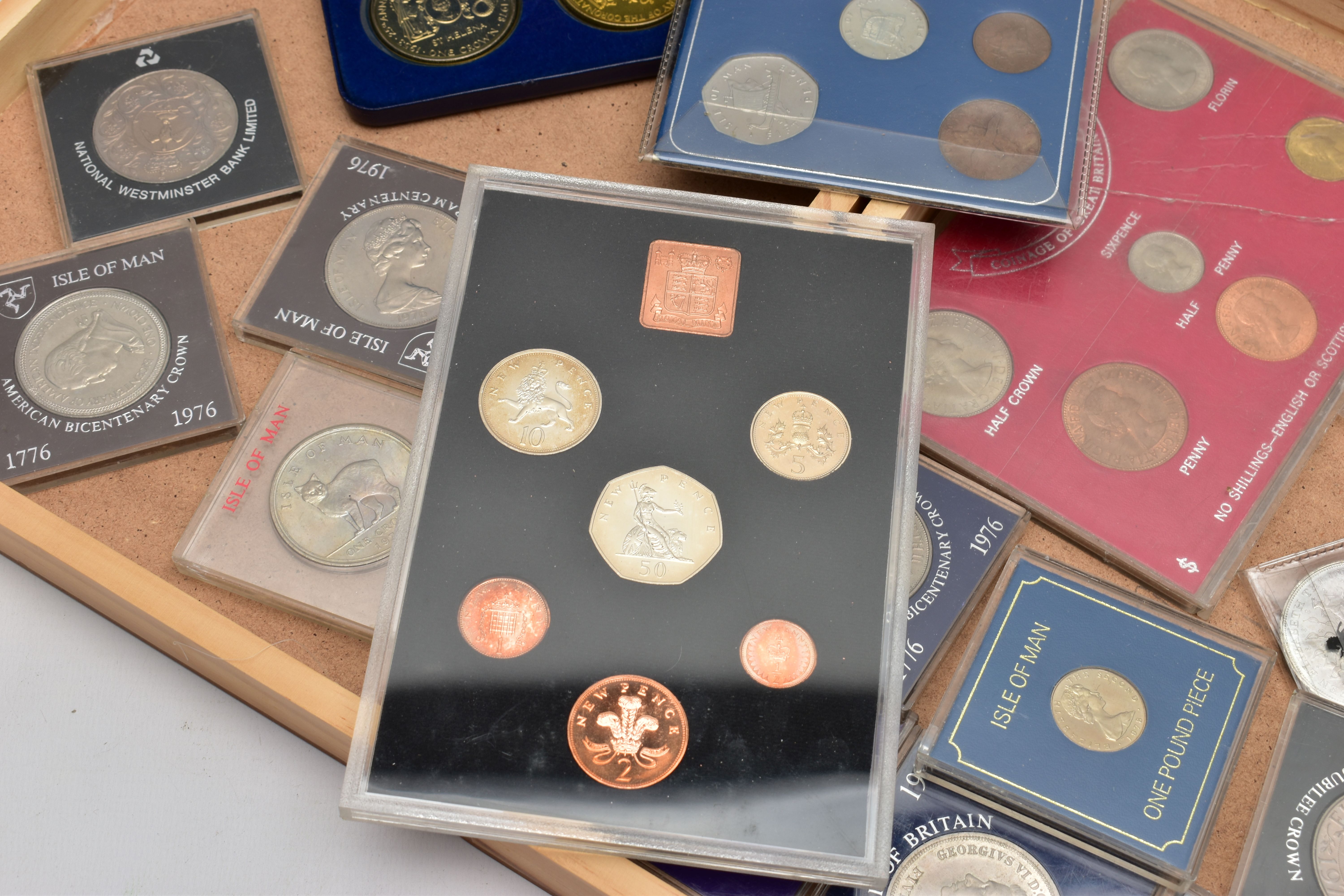 A SMALL WOODEN CASE OF COINS AND COMMEMORATIVES, to include a cased and sealed three-coin 1978 St - Image 2 of 4