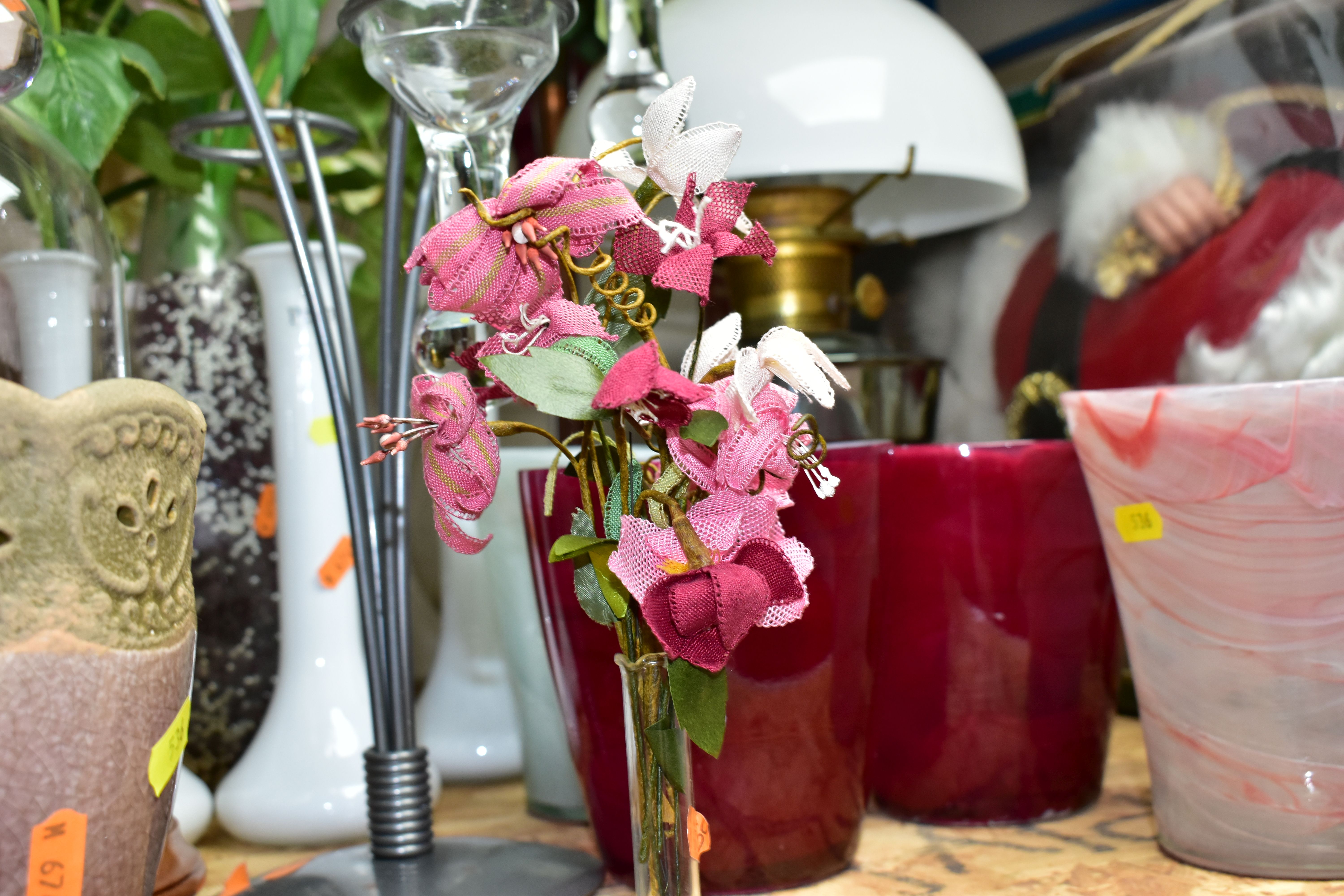 A QUANTITY OF TABLE LAMPS, PLANTERS TOGETHER WITH AN ILLUMINATED SANTA FIGURE, comprising a - Image 4 of 6