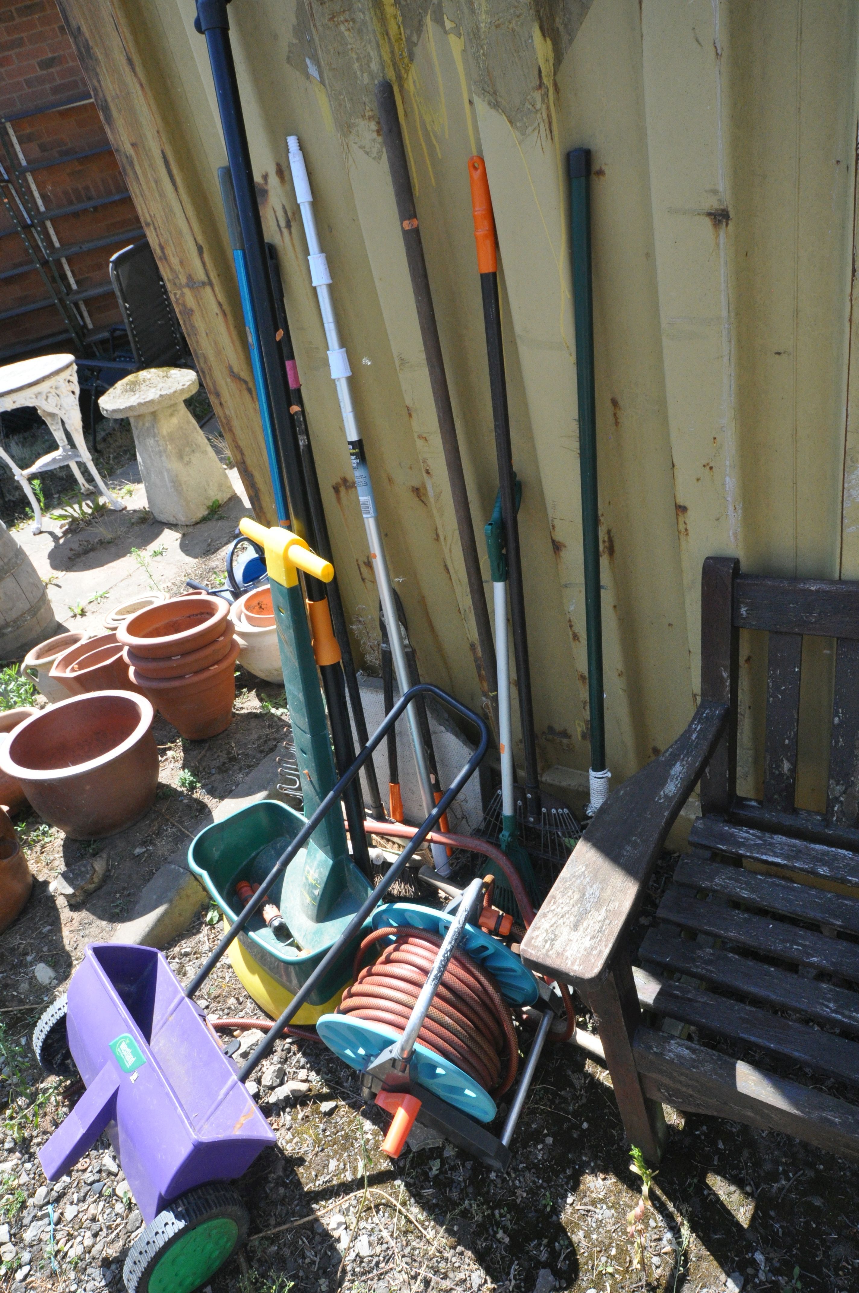 A SELECTION OF GARDEN HAND TOOLS, to include rakes, brushes, loppers, etc, along with a hose reel - Bild 2 aus 2