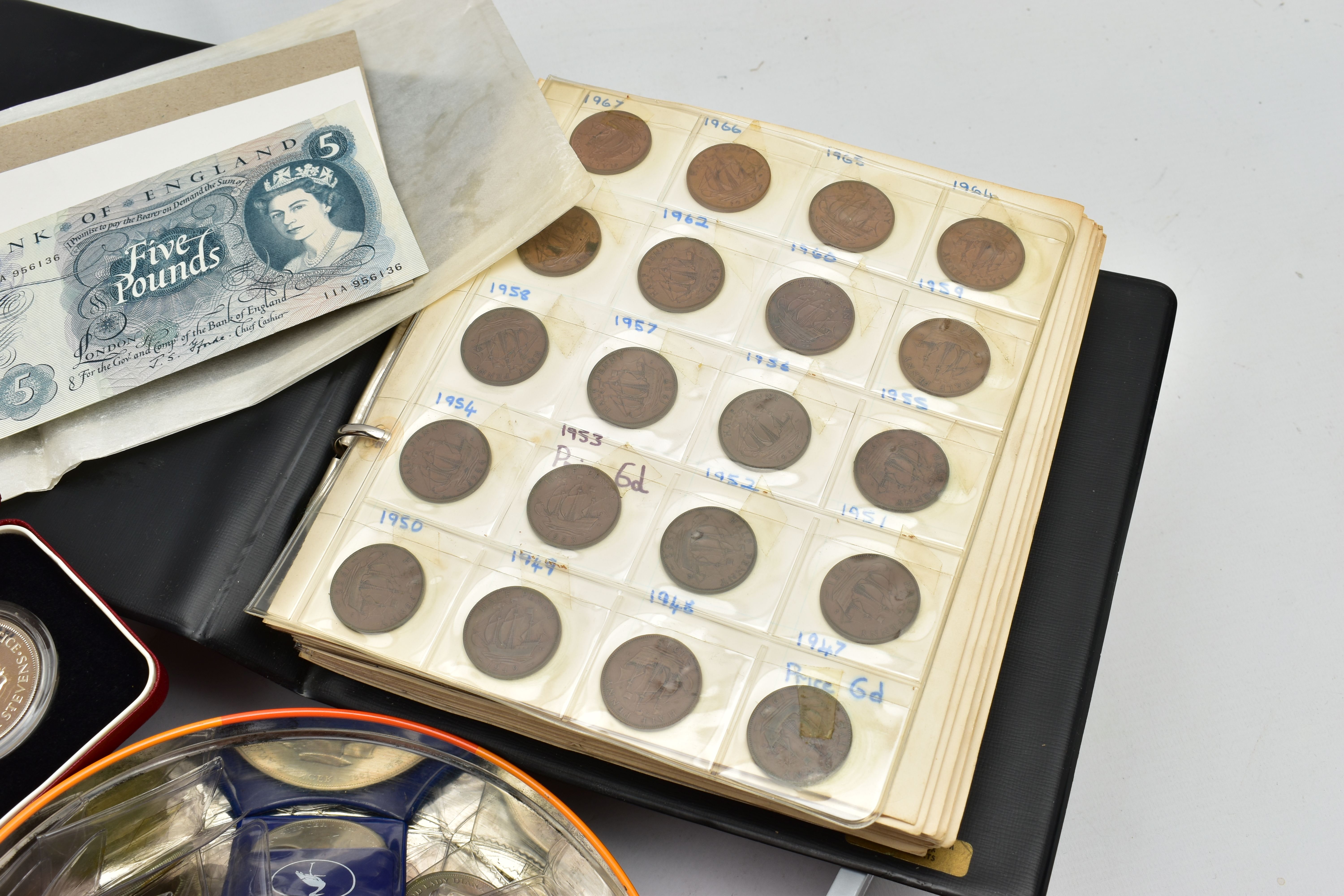 A TIN AND FILE CASE OF COINS AND BANKNOTES, to include a cased set of Sir Winston Churchill - Bild 4 aus 9