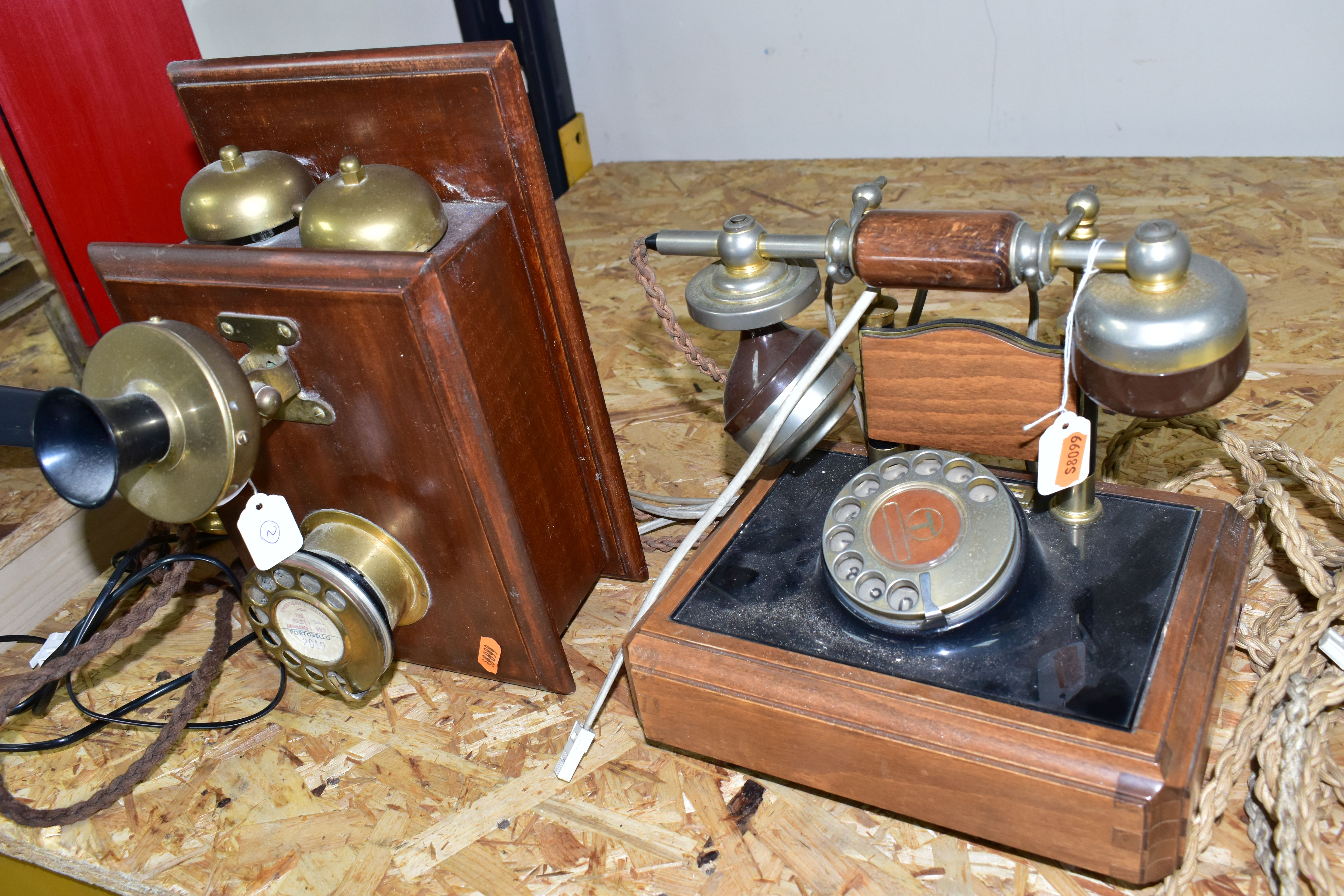 THREE G.P.O AND VINTAGE STYLE LANDLINE PHONES, comprising a cream G.P.O. dial phone (broken - Bild 4 aus 5