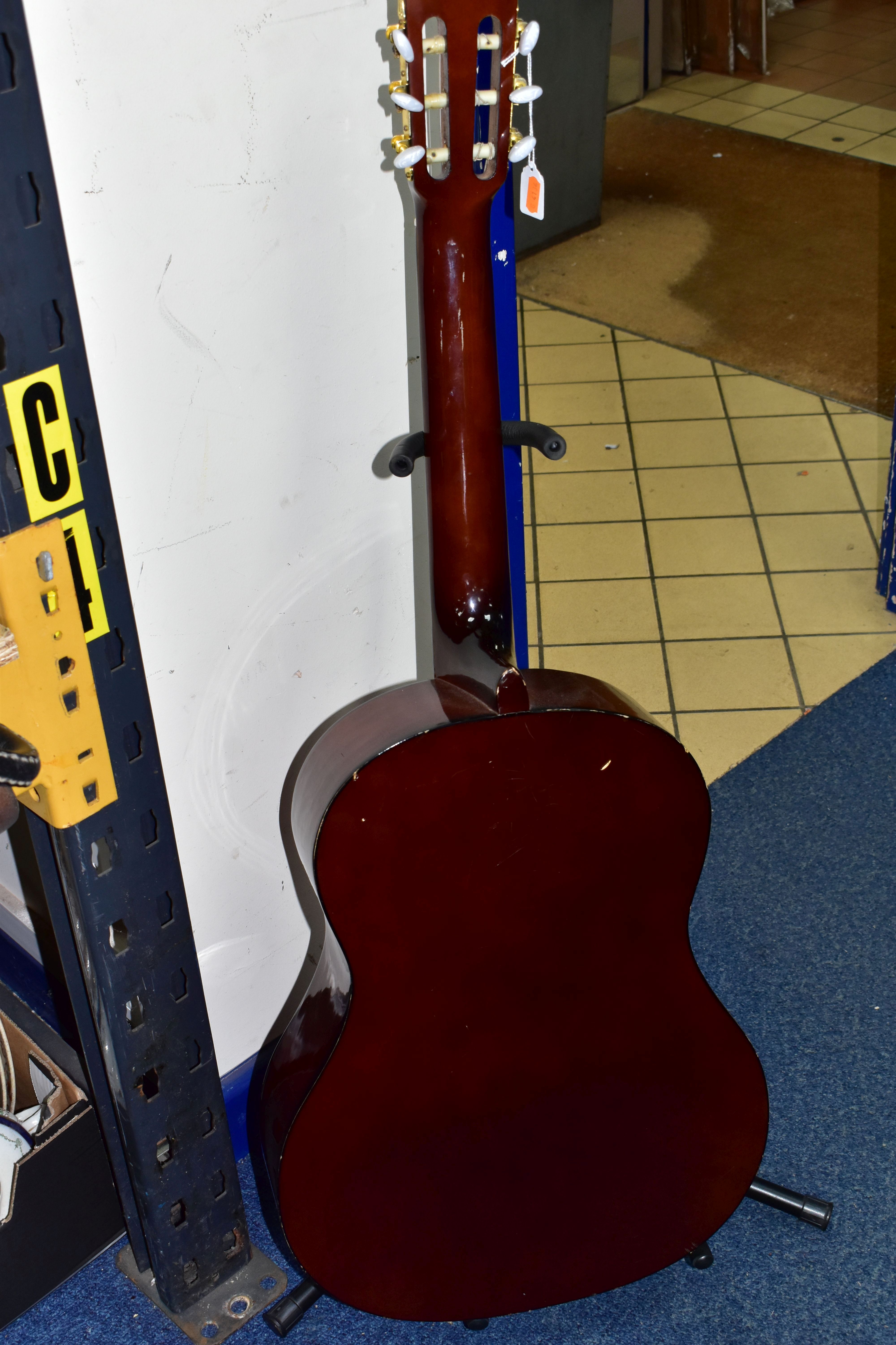 A C GIANT ACOUSTIC GUITAR, with adjustable stand (2) (Condition report: generally appears in fair - Bild 5 aus 5