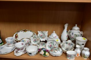 A COLLECTION OF AYNSLEY PEMBROKE GIFTWARE AND OTHER CERAMICS, the Aynsley including a twin handled
