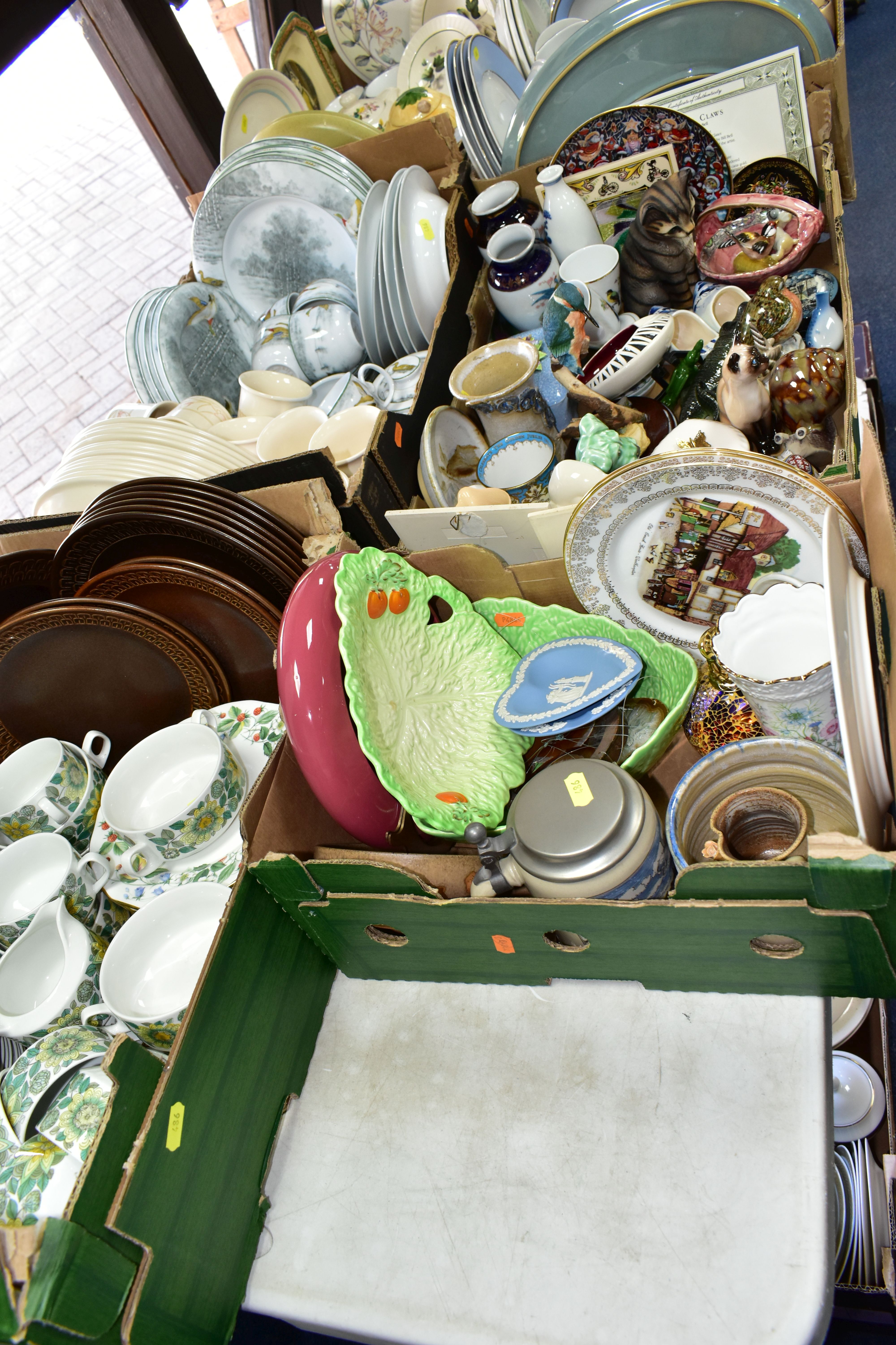 SIX BOXES OF CERAMICS, DINNERWARE AND ORNAMENTS, to include Royal Worcester 'Evesham' pattern - Bild 2 aus 8