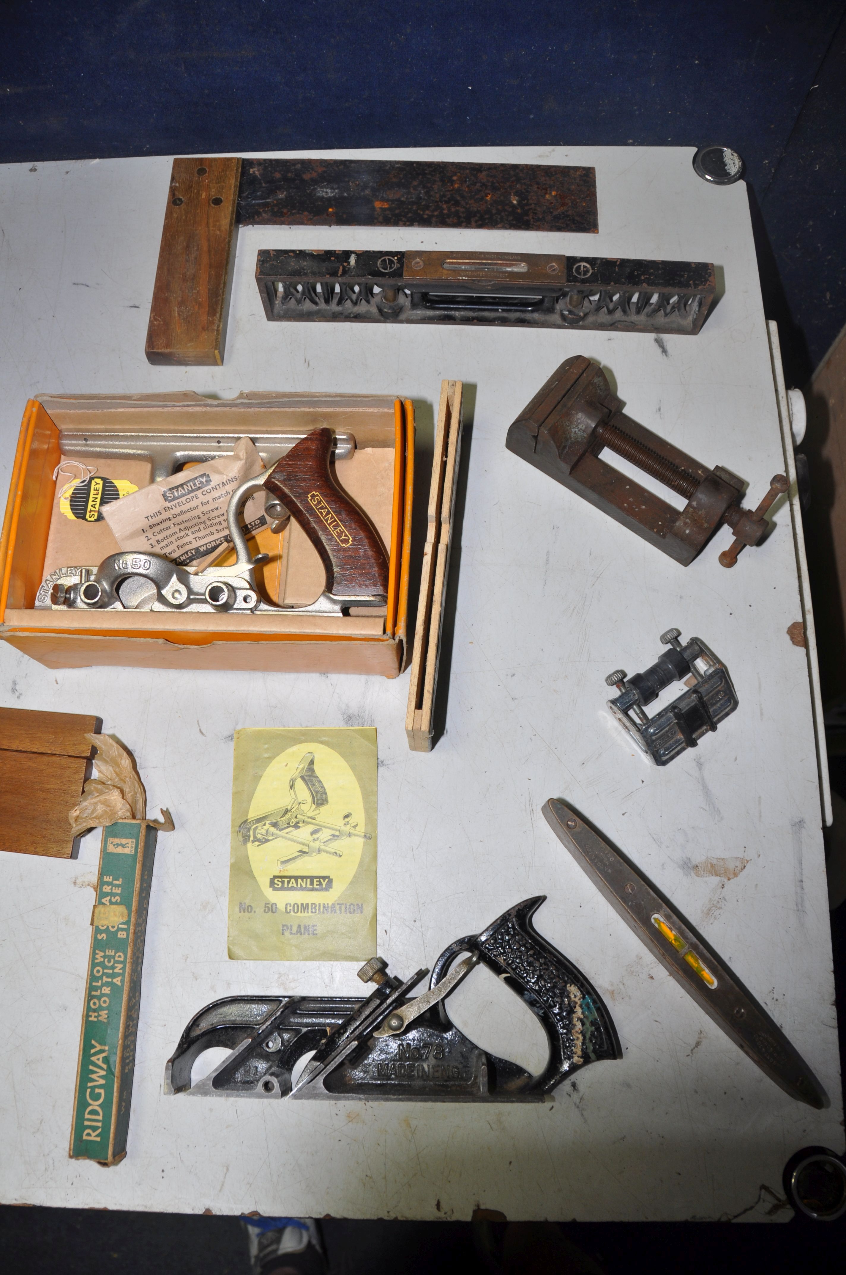 A COLLECTION OF VINTAGE TOOLS to include a Stanley No 50 combination plane in original box with - Bild 3 aus 3