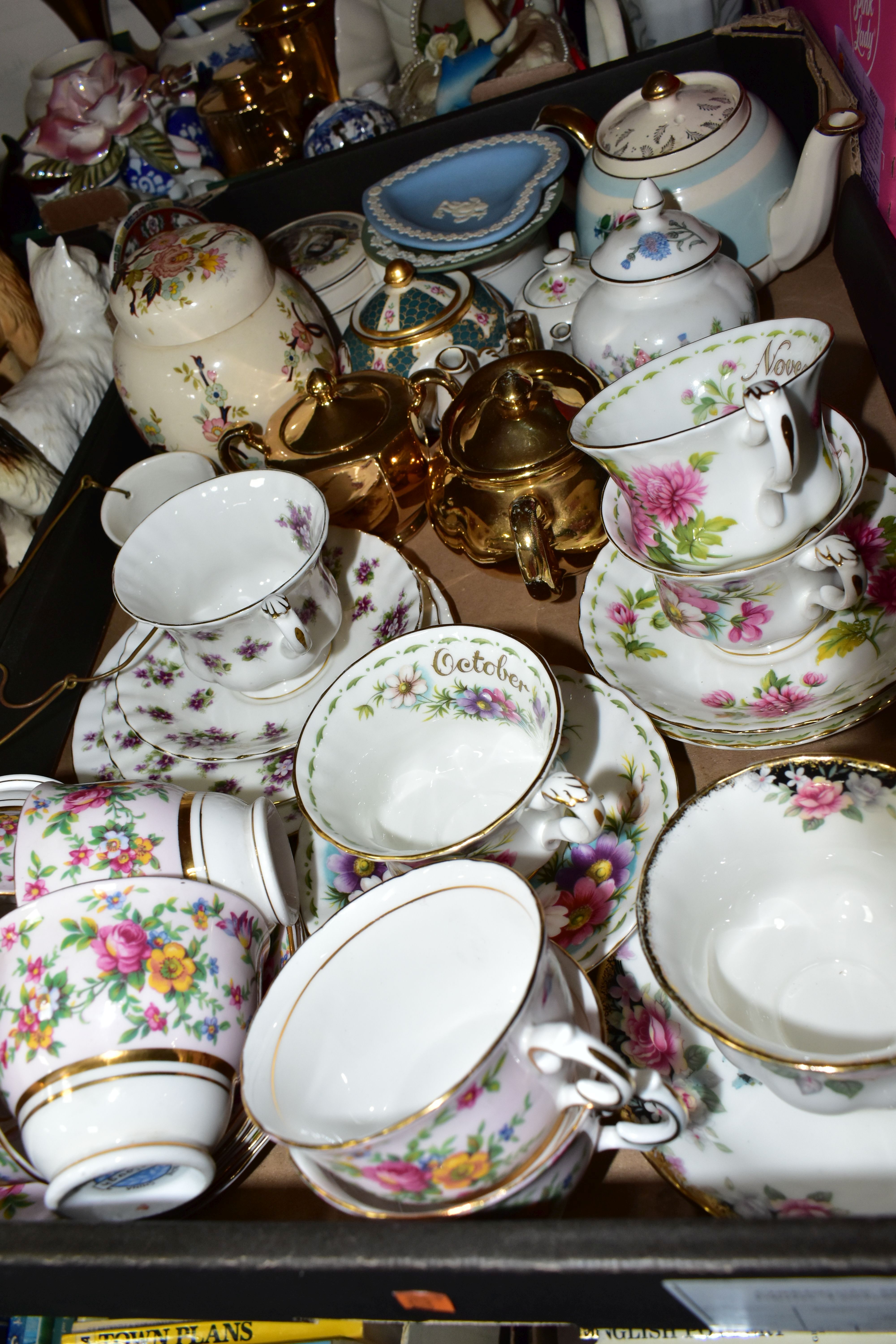 FIVE BOXES OF TEAPOTS, TEAWARES AND CERAMICS, to include an Apulum tea set, twenty teapots by - Bild 5 aus 7