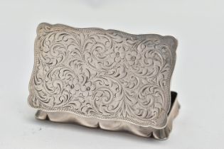 AN EDWARDIAN SILVER TABLE SNUFF BOX, the undulating rectangular box with hinged lid, scrolling