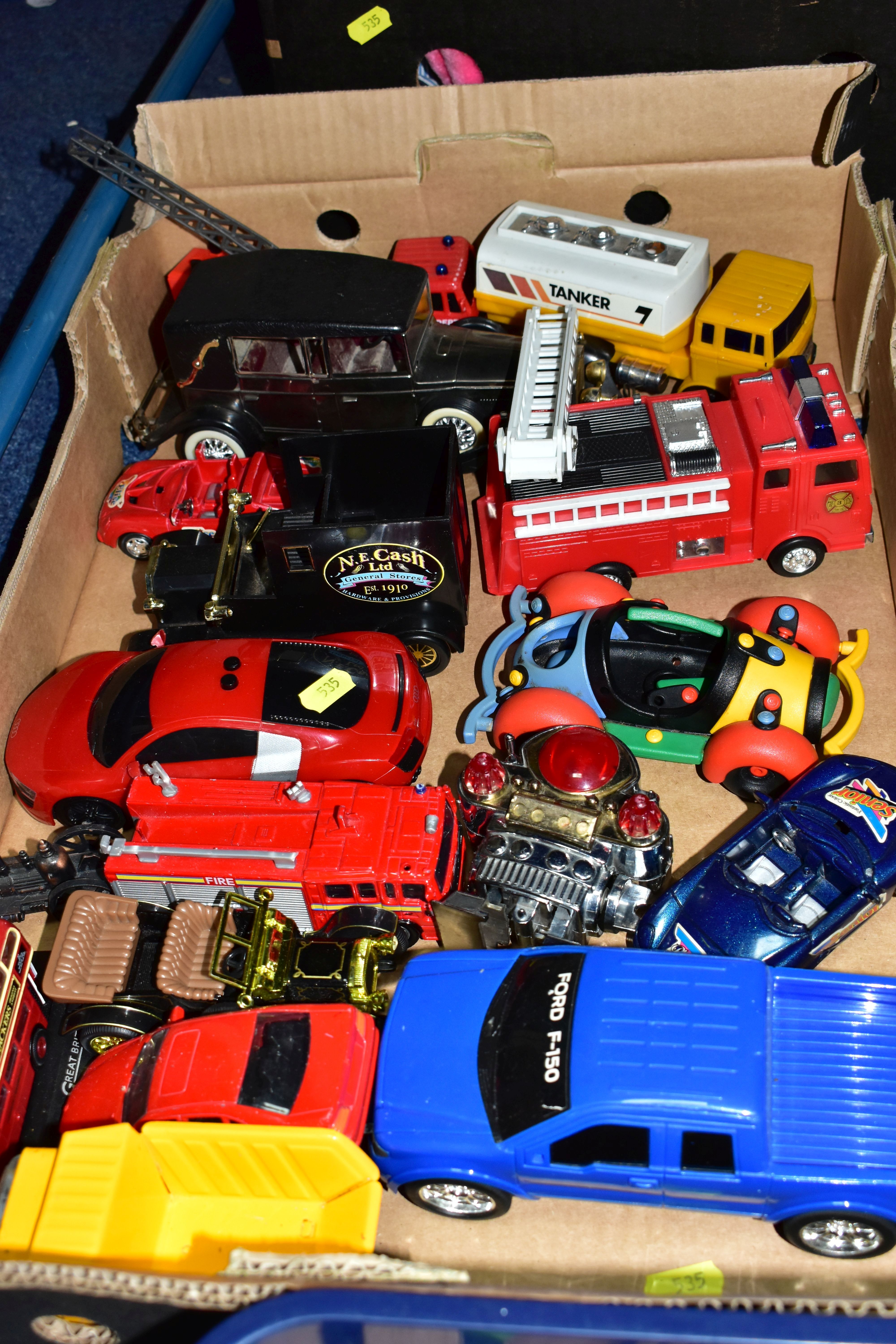 THREE BOXES OF TOY CARS AND LEGO, to include a mixed box of Lego, soft toys, KNEX 'Thrill and Ride', - Bild 4 aus 6