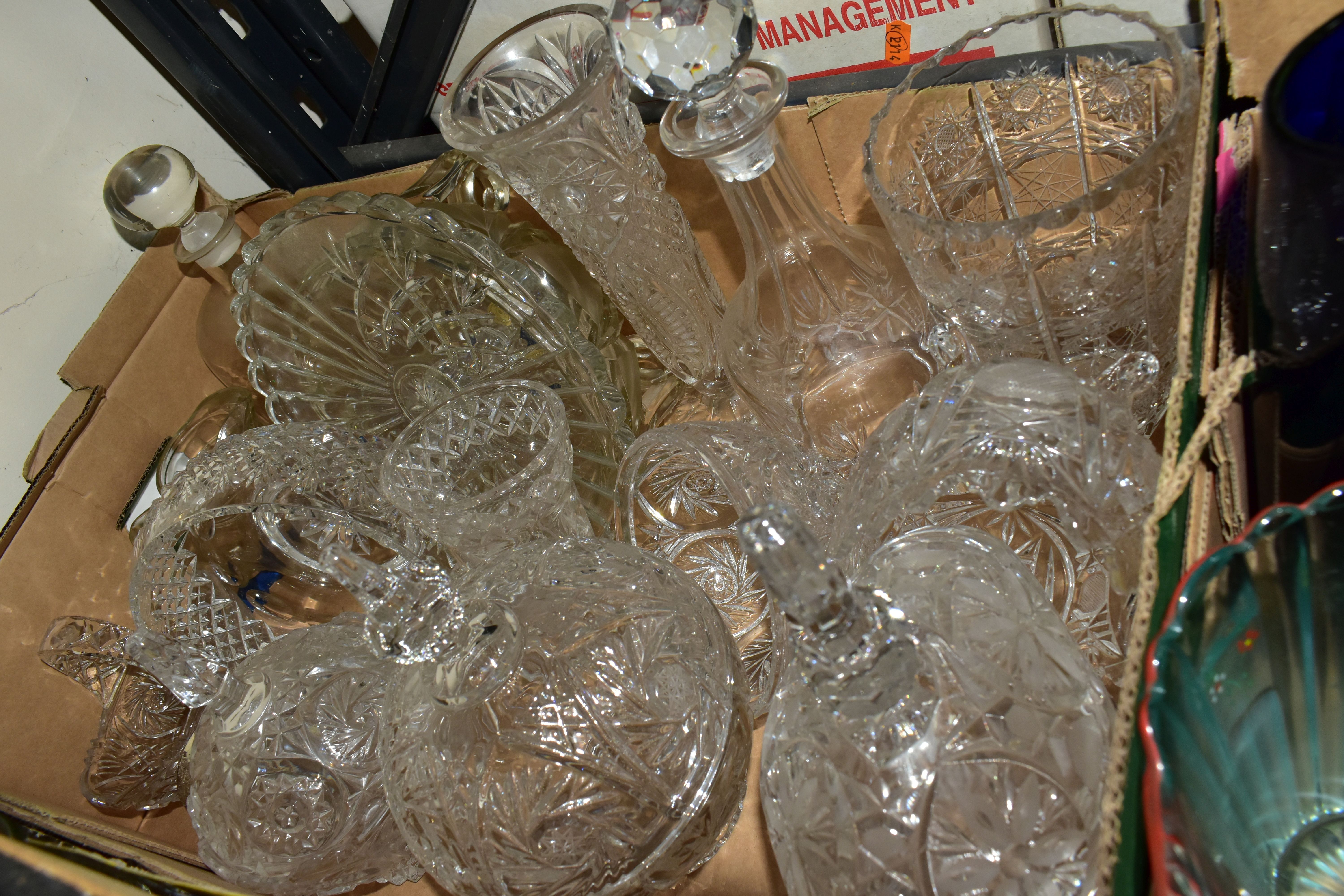 THREE BOXES OF MID- CENTURY STUDIO GLASS, to include a hand painted lemonade pitcher, Murano style - Bild 3 aus 7