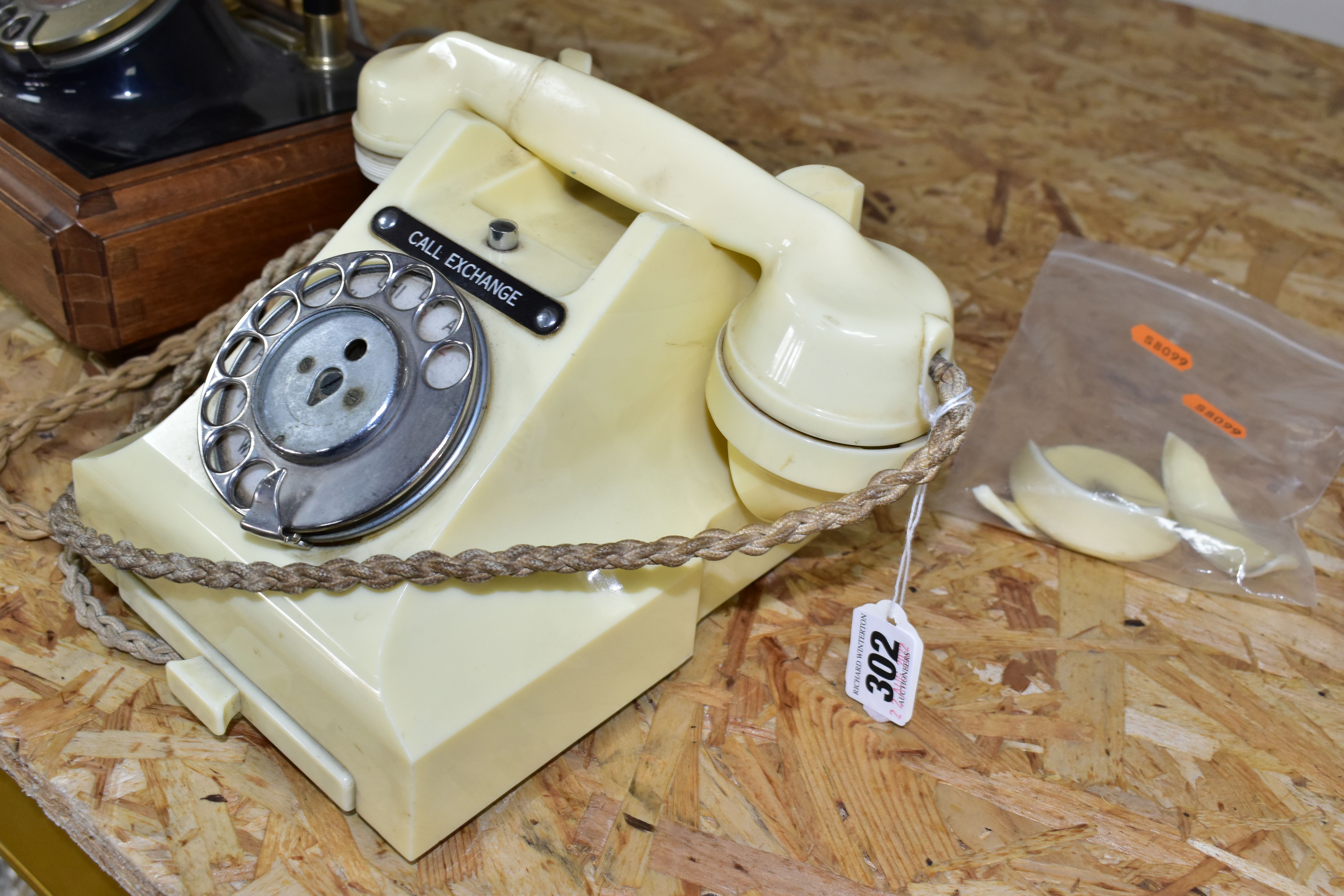 THREE G.P.O AND VINTAGE STYLE LANDLINE PHONES, comprising a cream G.P.O. dial phone (broken - Bild 3 aus 5