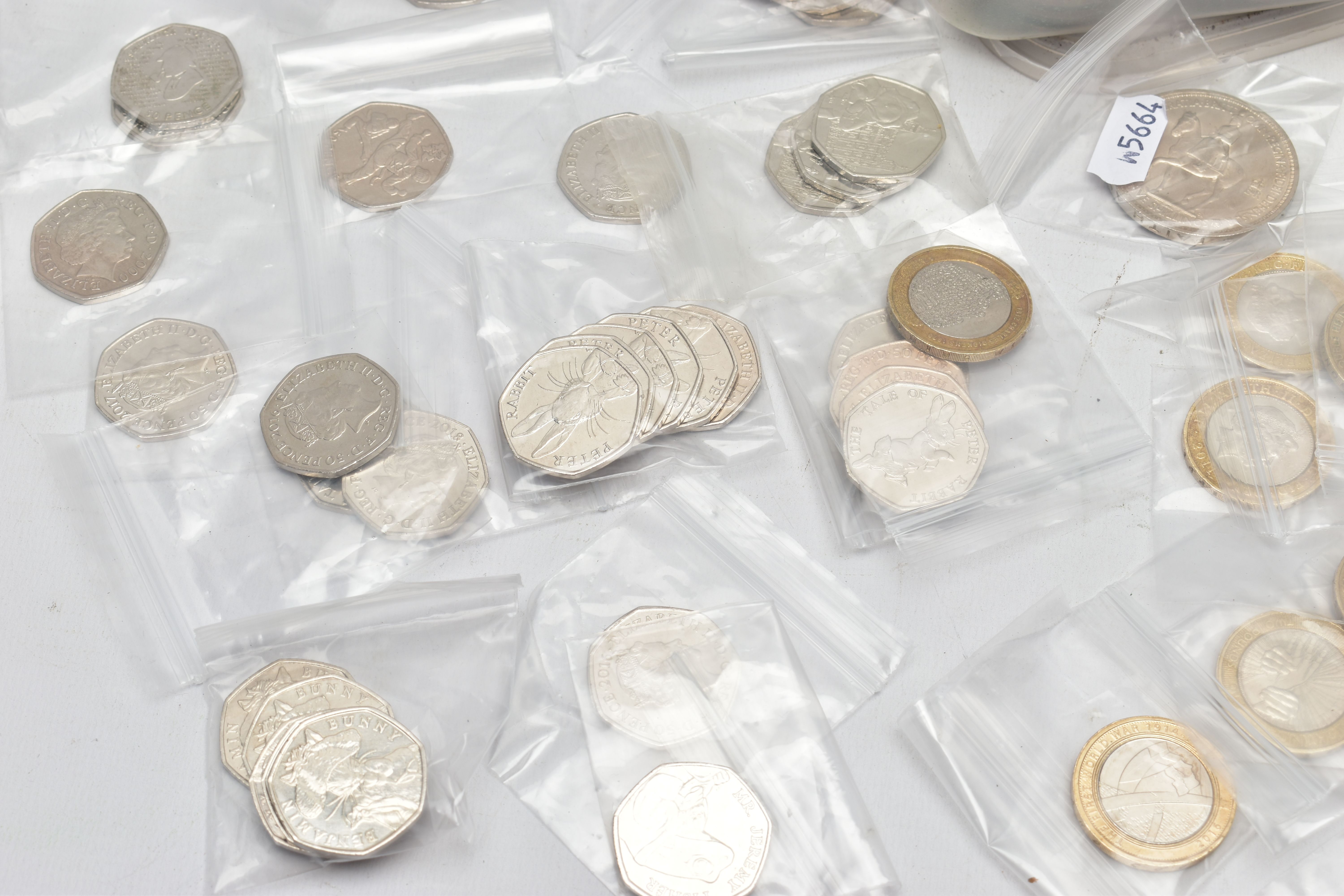 A SMALL CARDBOARD BOX OF MAINLY MODERN UK COINAGE, to include 25 X two-pound coins with Features e. - Bild 3 aus 5