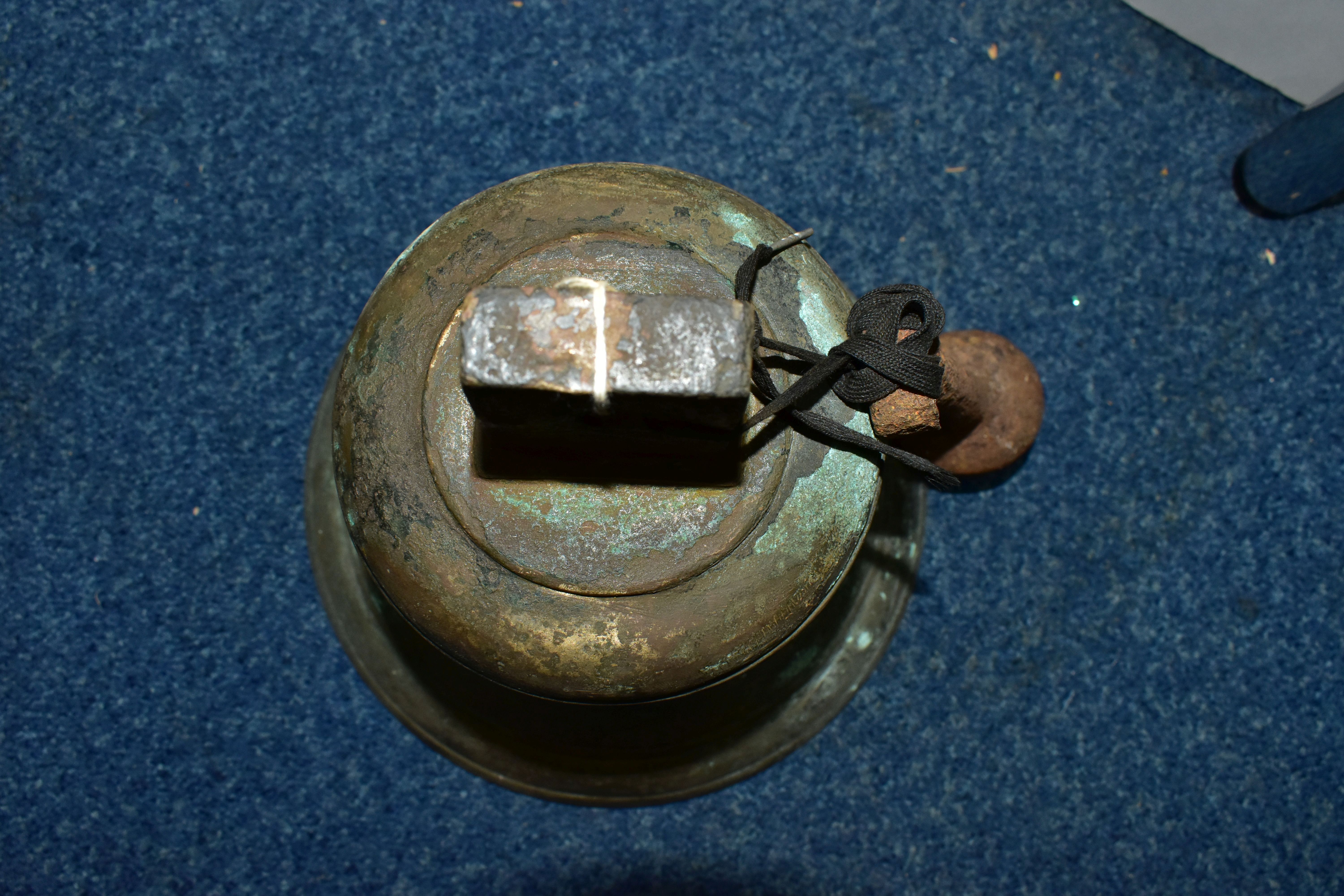 A VINTAGE BELL, in bell metal, with iron clapper, diameter 25cm, heavy (1) (Condition report: - Bild 3 aus 4