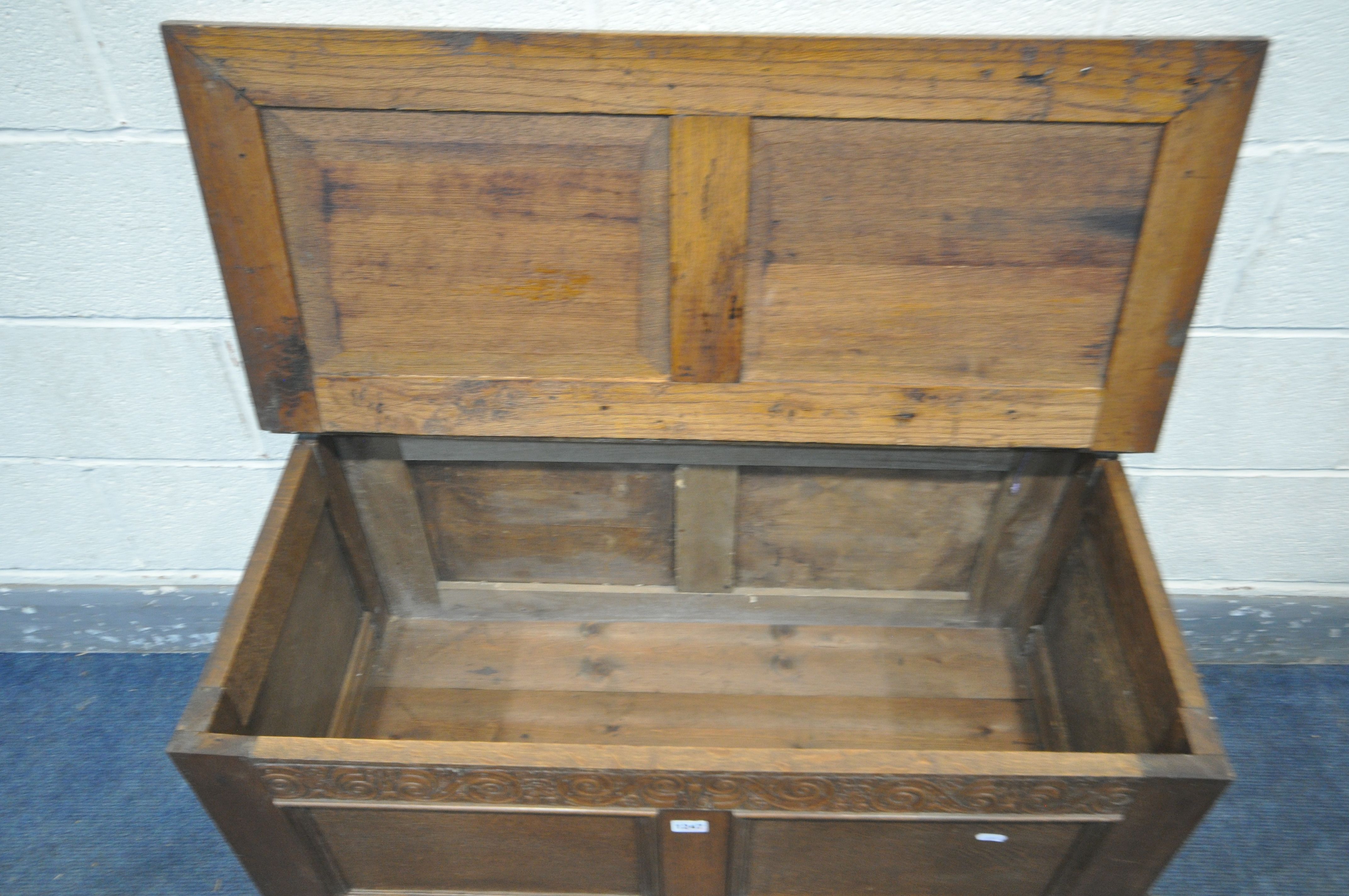 AN EARLY TO MID 20TH CENTURY OAK BLANKET CHEST, on bracket feet, width 97cm x depth 49cm x height - Image 2 of 2