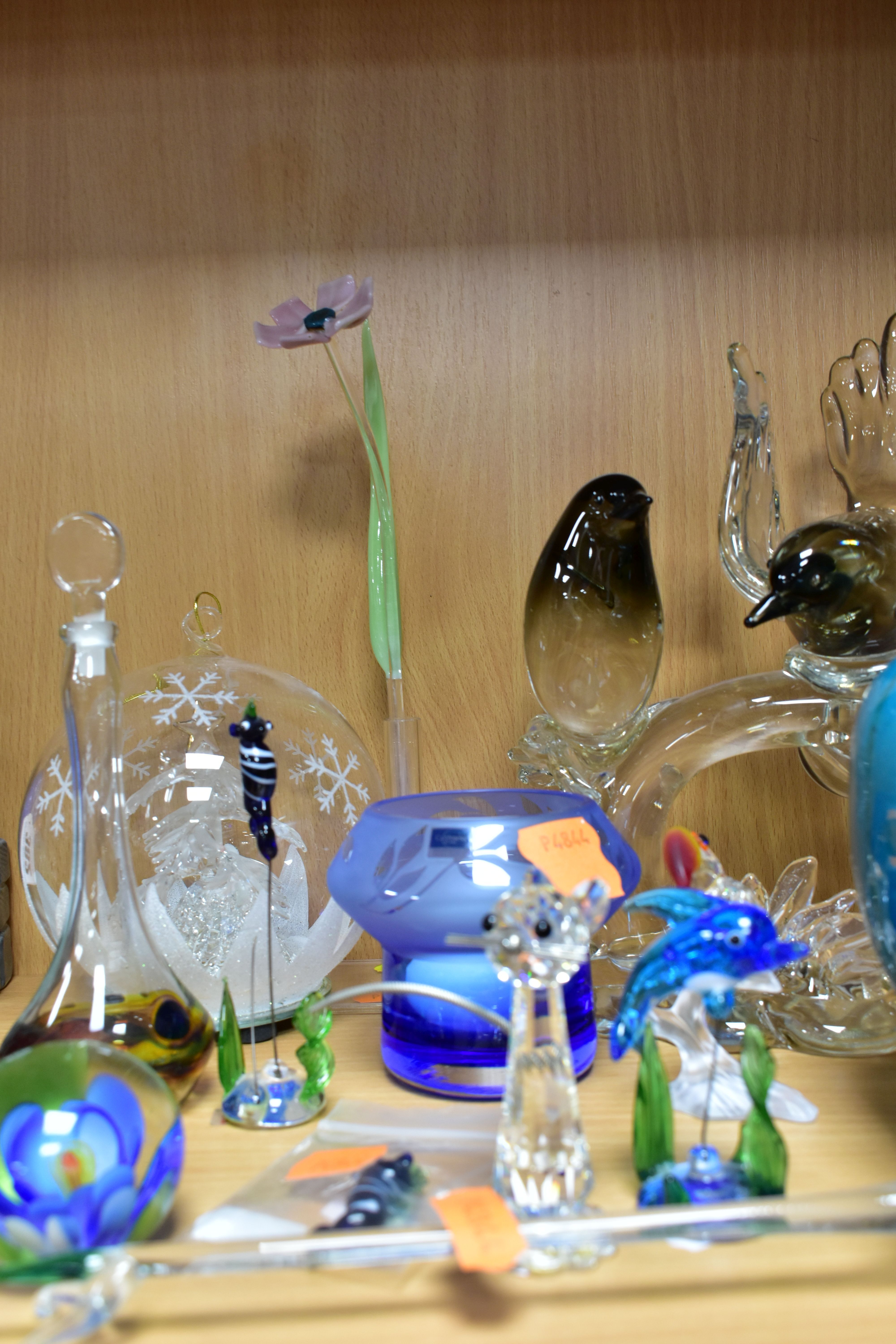 A SMALL GROUP OF MODERN COLOURED AND CLEAR GLASSWARE, including a Mdina squat turquoise vase, etched - Bild 3 aus 3