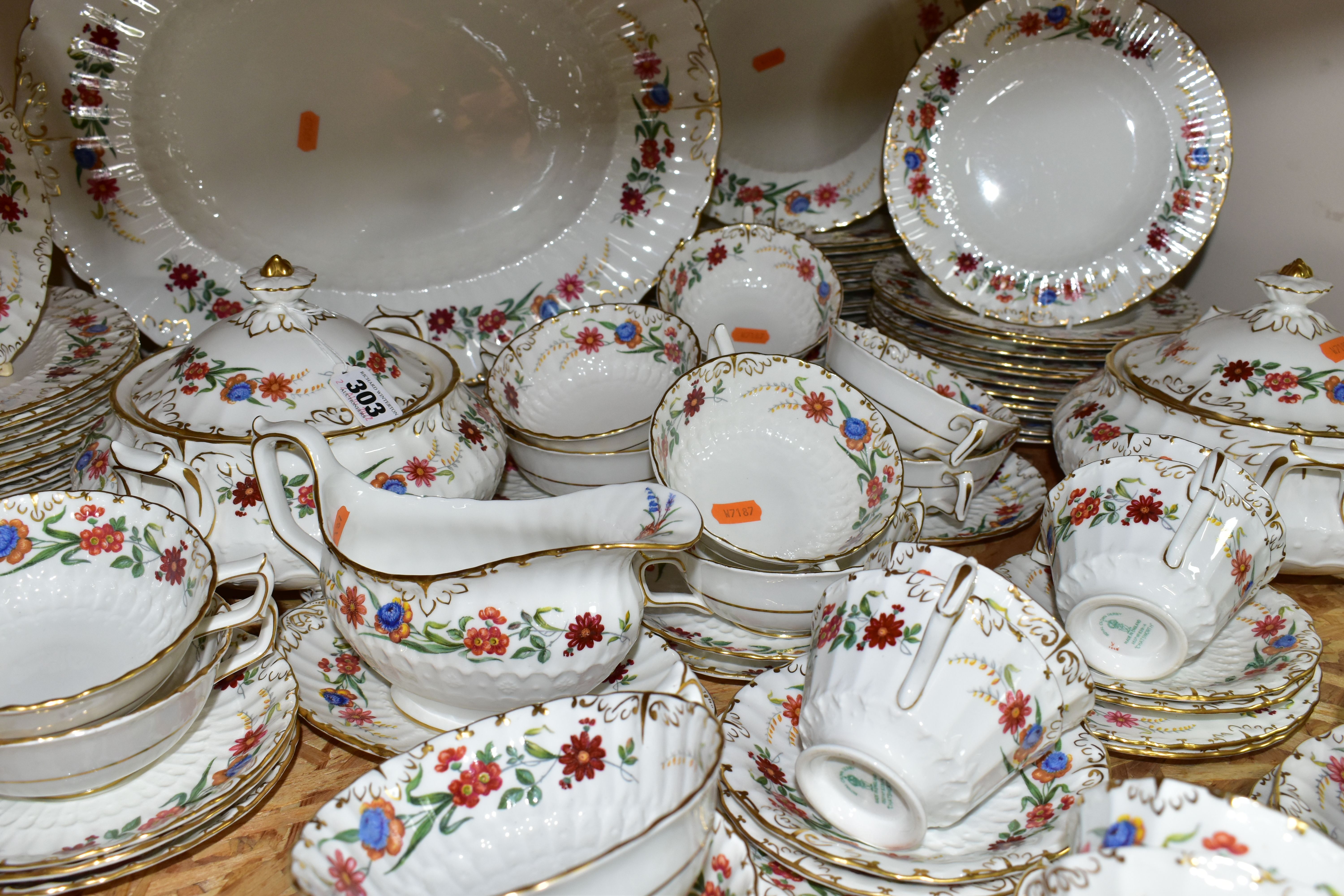 A ROYAL CROWN DERBY 'CHATSWORTH' PATTERN DINNER SET, comprising twelve soup dishes, twelve - Bild 5 aus 5