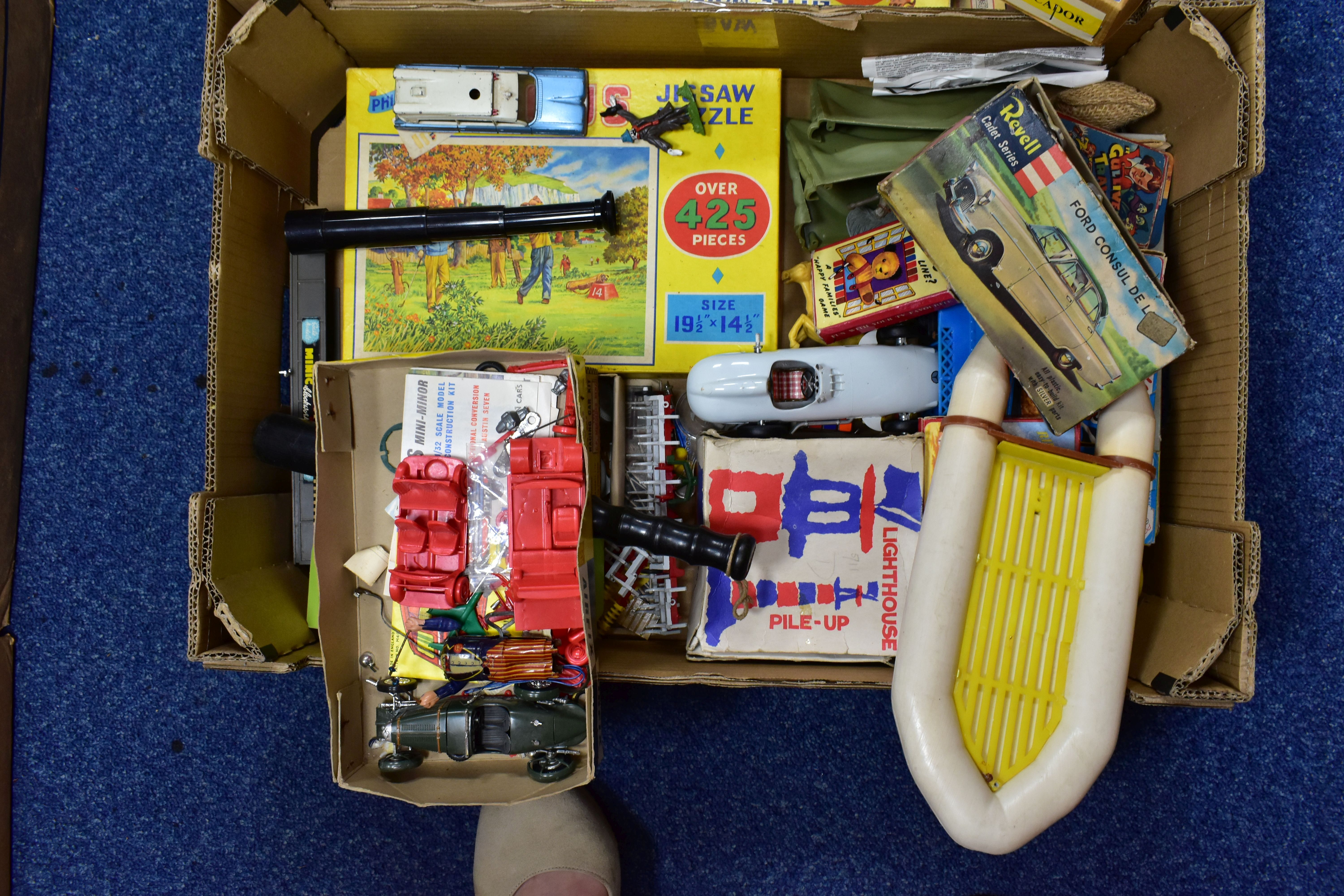 VINTAGE TOYS, three boxes containing a collection of toys and games to include Bayko, a Picador - Bild 6 aus 6