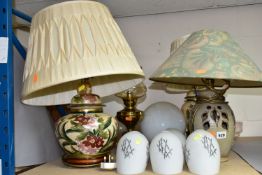 FIVE TABLE LAMPS TOGETHER WITH GLASS LIGHT SHADES, comprising four 1950's patterned glass shades,