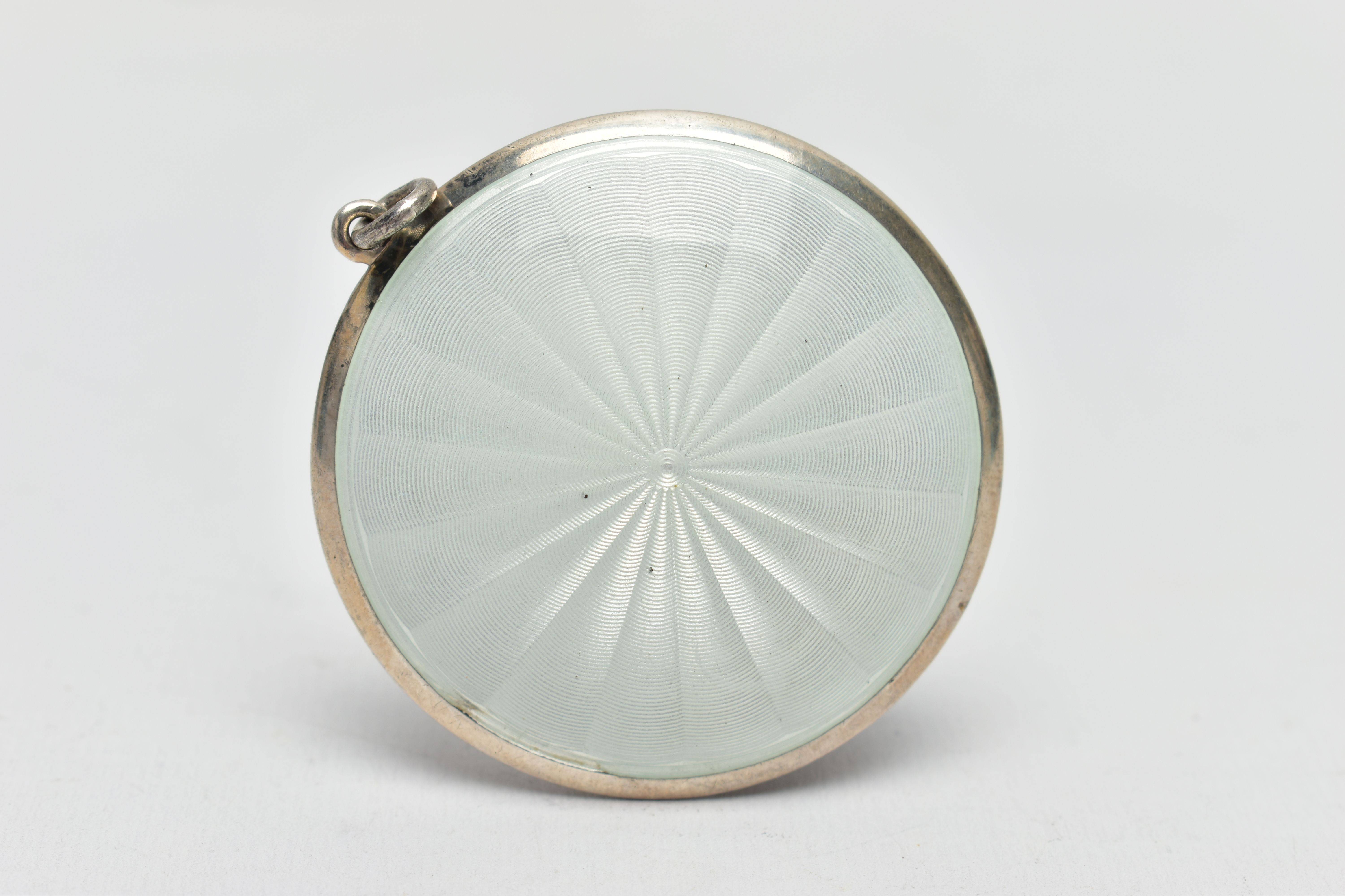 AN EARLY 20TH CENTURY SILVER GUILLOCHE ENAMEL COMPACT, of a domed circular form, decorated with - Bild 2 aus 4