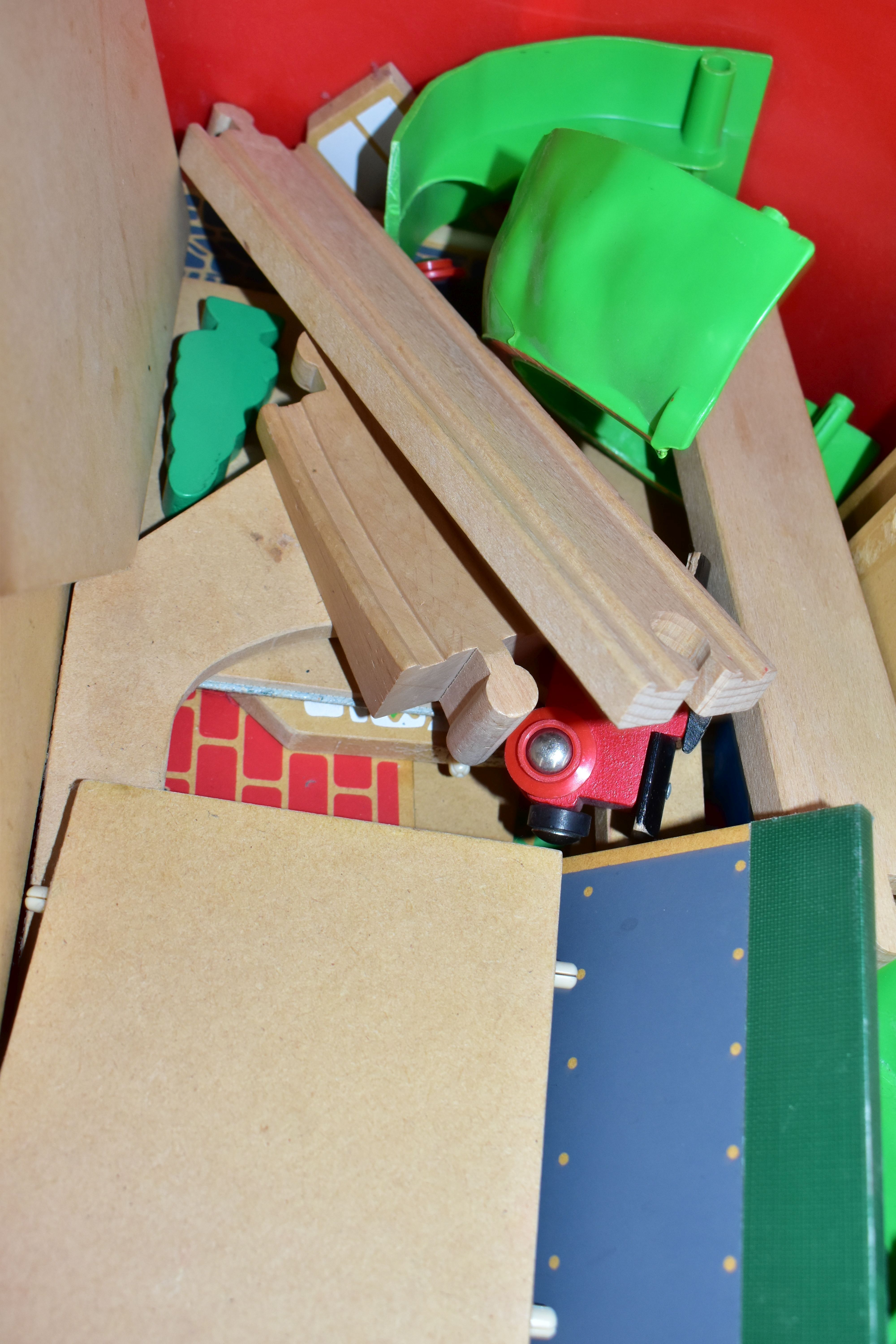 THREE BOXES OF CHILDREN'S WOODEN RAILWAY TRACK, TRAINS, BUILDINGS, ETC, including a small element of - Bild 3 aus 5