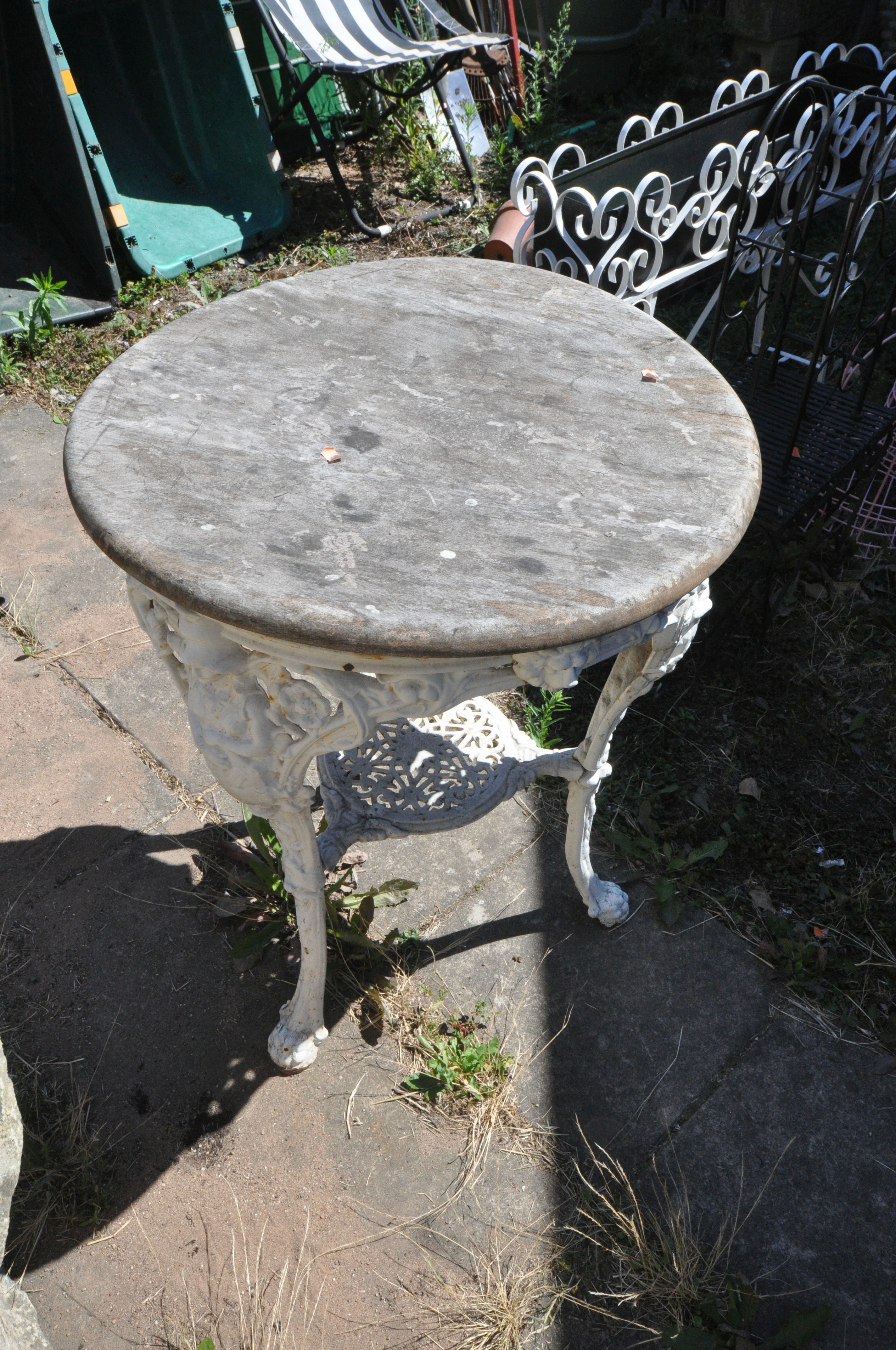 A CAST IRON PUB TABLE, with a weathered teak top, and a painted base, diameter 60cm x height 76cm - Bild 2 aus 2