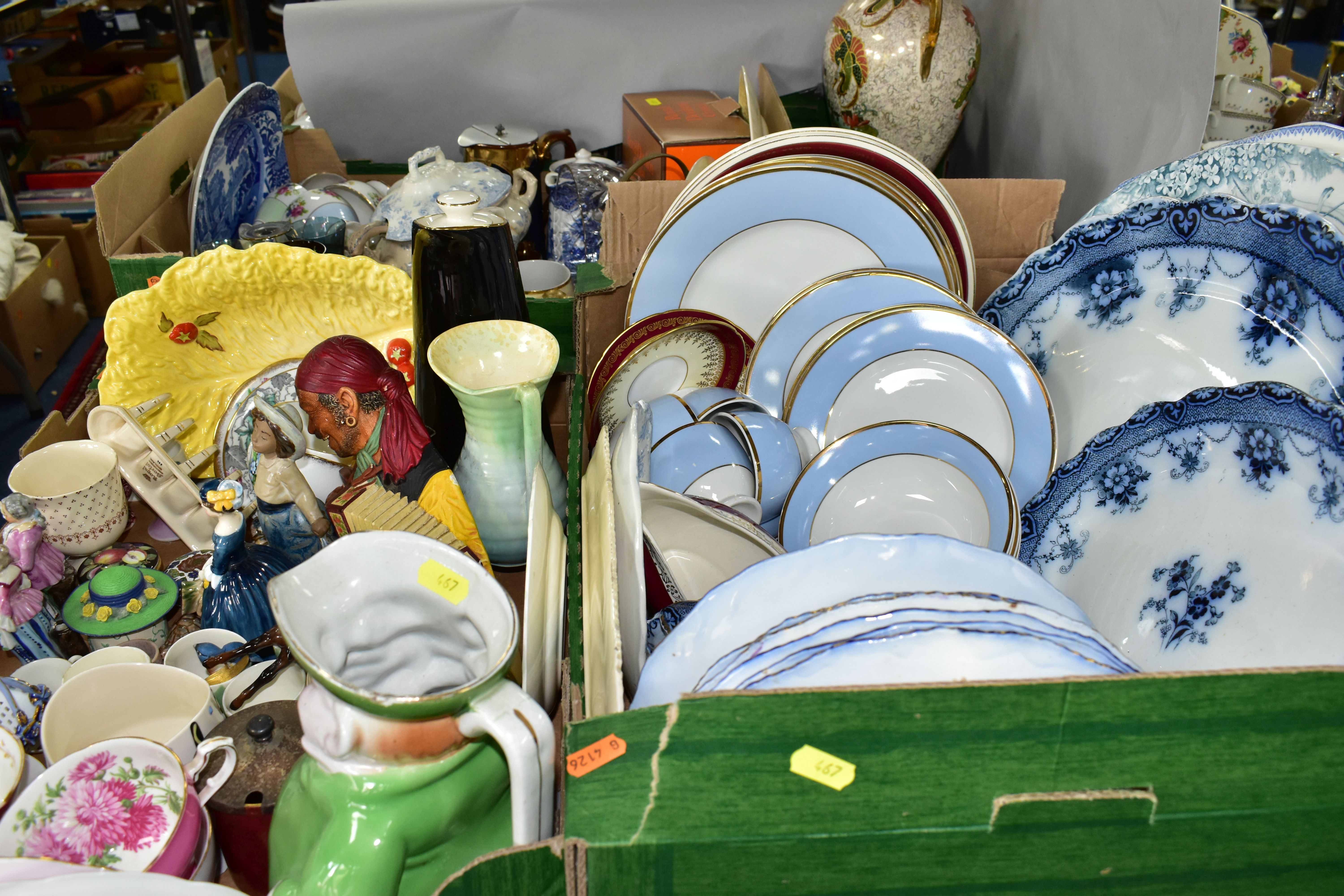 THREE BOXES OF CERAMICS AND GLASSWARE, to include a Royal Doulton crystal dish, six sherry - Bild 5 aus 5