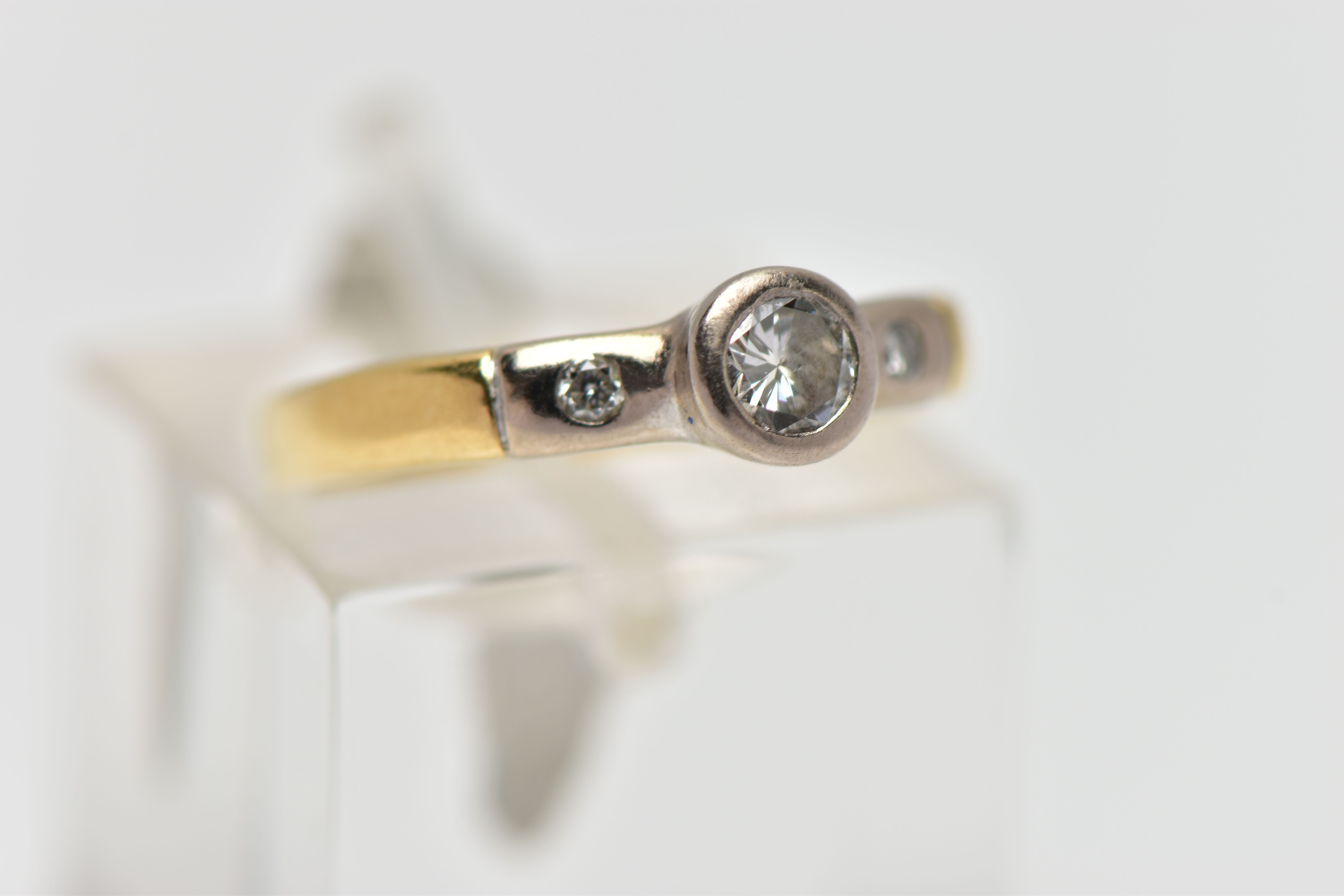 AN 18CT YELLOW GOLD DIAMOND RING, a single cut diamond bezel set in white gold, accented with two - Bild 4 aus 4