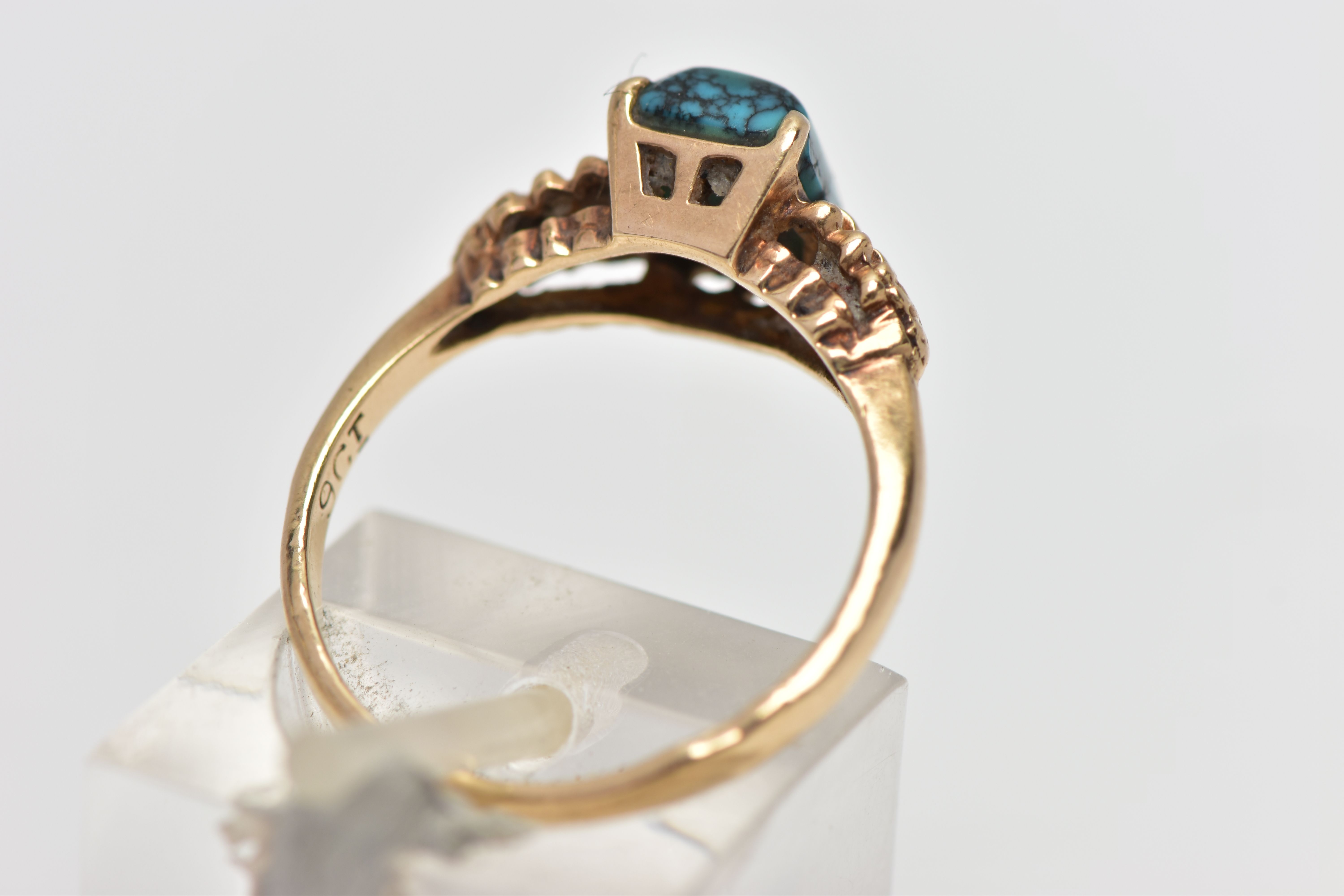 A YELLOW METAL TURQUOISE RING, rectangular blue/green turquoise cabochon, four claw set in a - Bild 3 aus 4