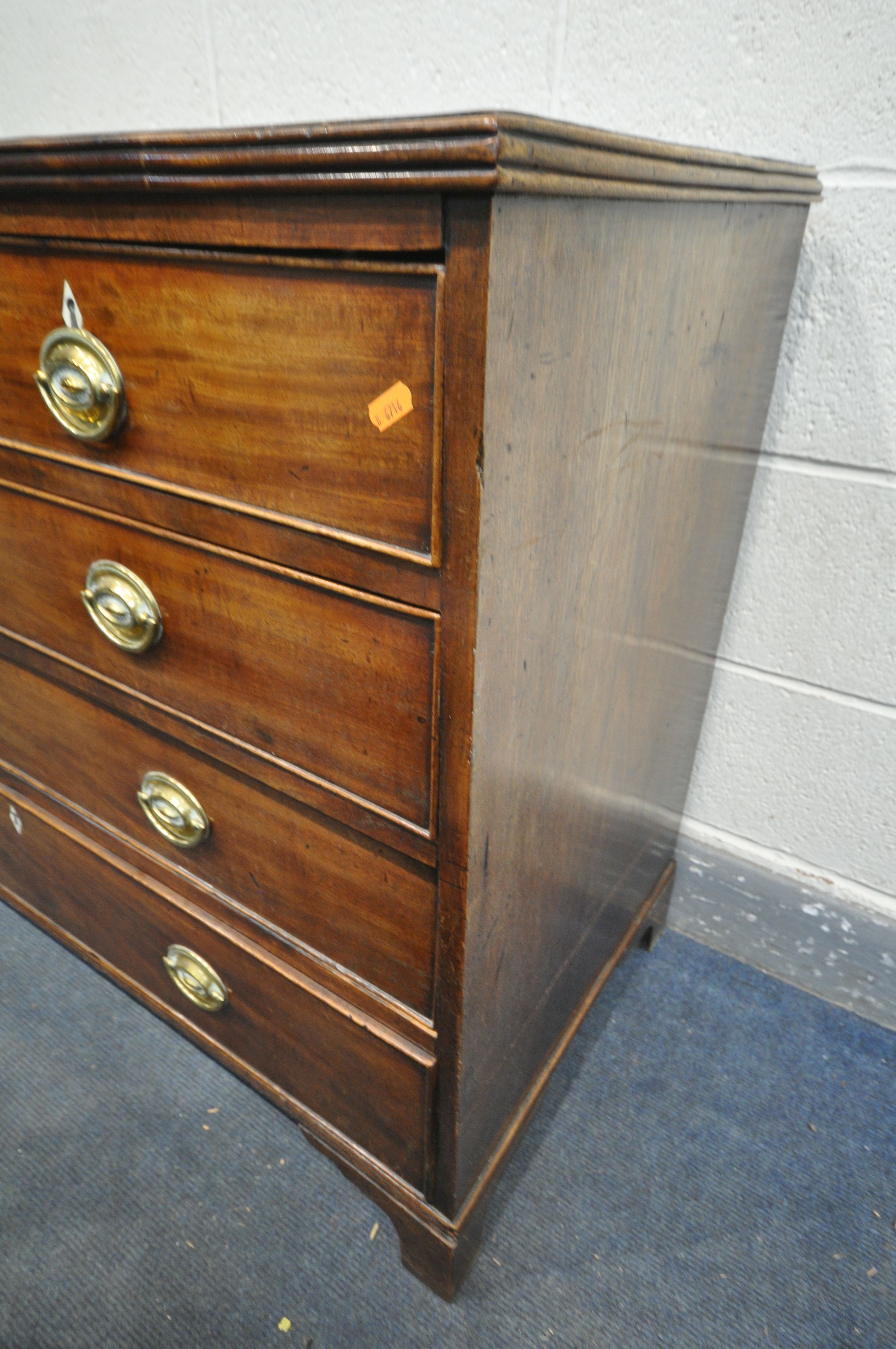A GEORGIAN MAHOGANY CHEST OF TWO SHORT OVER THREE LONG GRADUATED DRAWERS, with ivory escutcheons and - Image 3 of 5