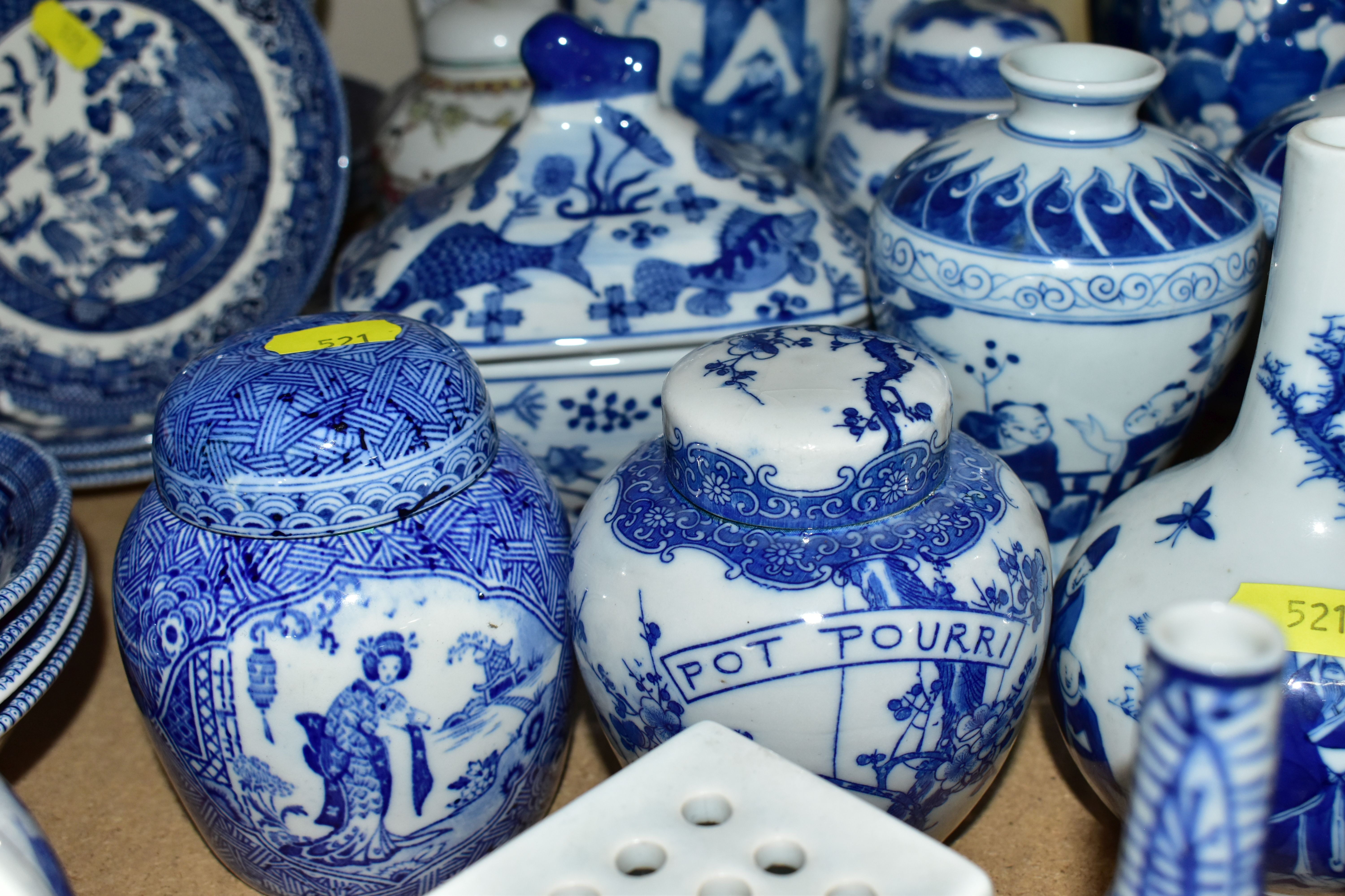 A QUANTITY OF BLUE AND WHITE WILLOW PATTERN AND ORIENTAL STYLE CERAMICS, comprising a Portmeirion ' - Bild 5 aus 9