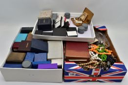 A BOX OF ASSORTED ITEMS, to include a pair of white metal half hoop earrings, a white metal signet