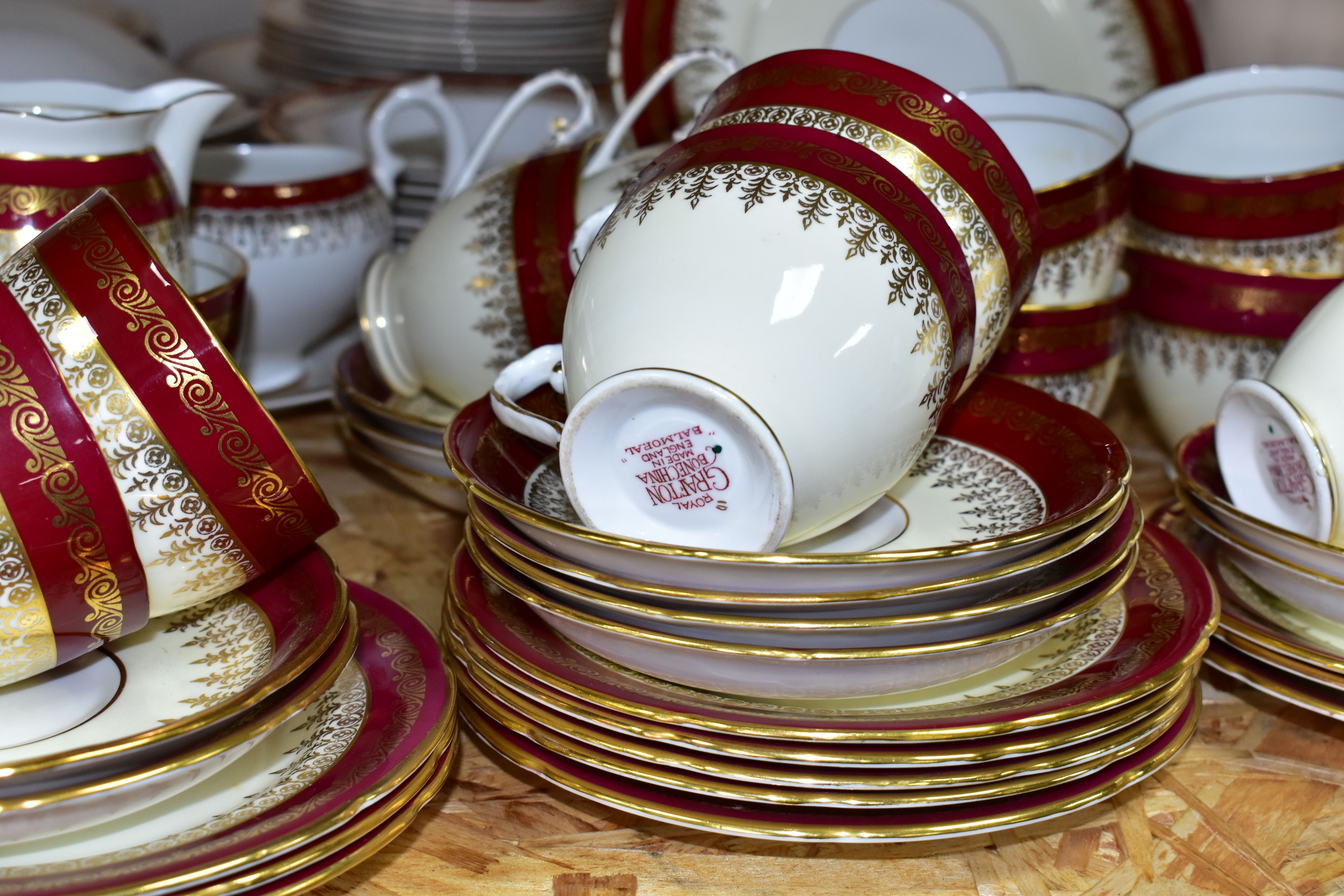 A ROYAL GRAFTON 'MAJESTIC' PATTERN DINNER SET TOGETHER WITH A ROYAL GRAFTON 'BALMORAL' PATTERN TEA - Bild 2 aus 4