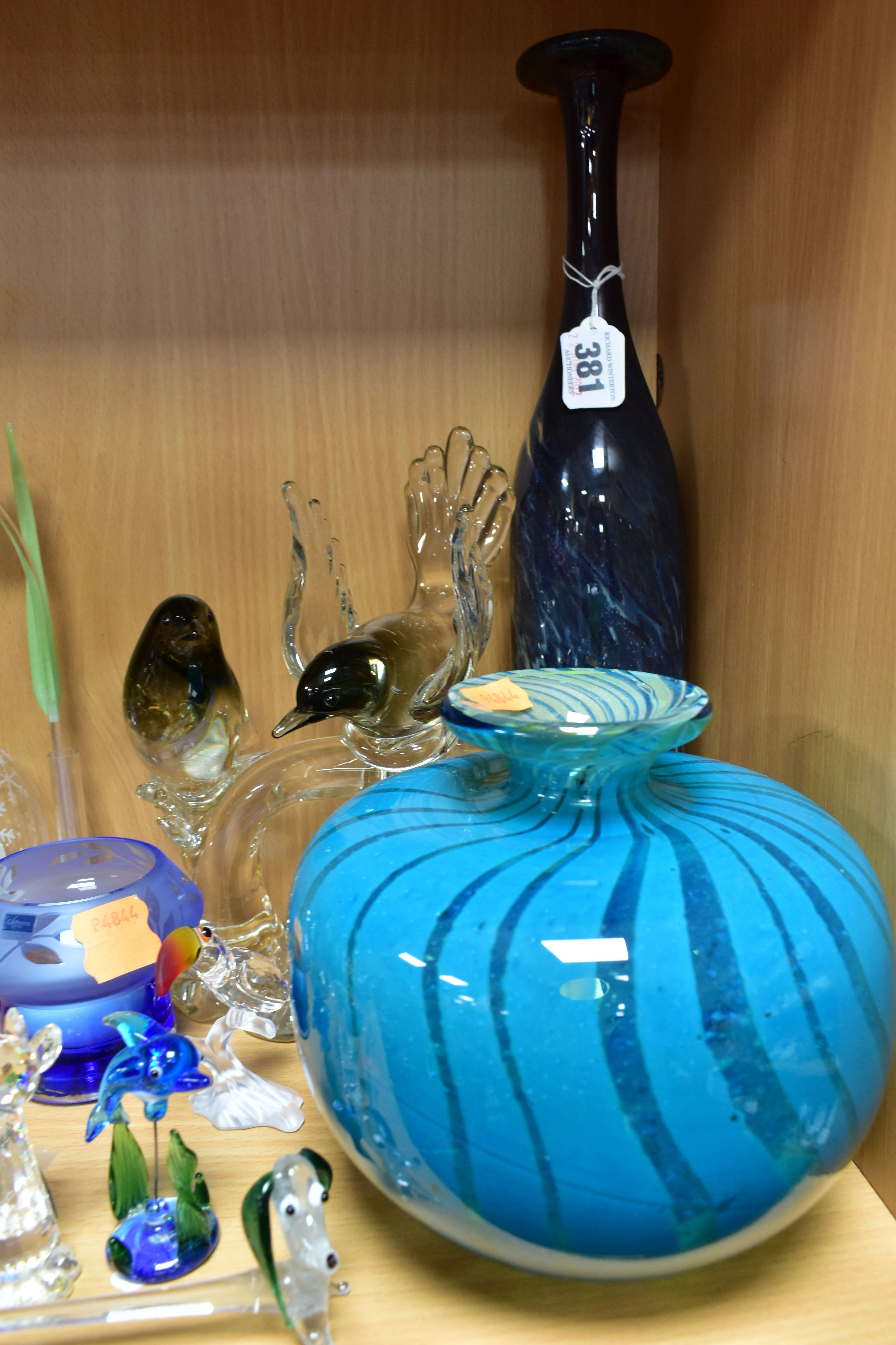 A SMALL GROUP OF MODERN COLOURED AND CLEAR GLASSWARE, including a Mdina squat turquoise vase, etched - Bild 2 aus 3