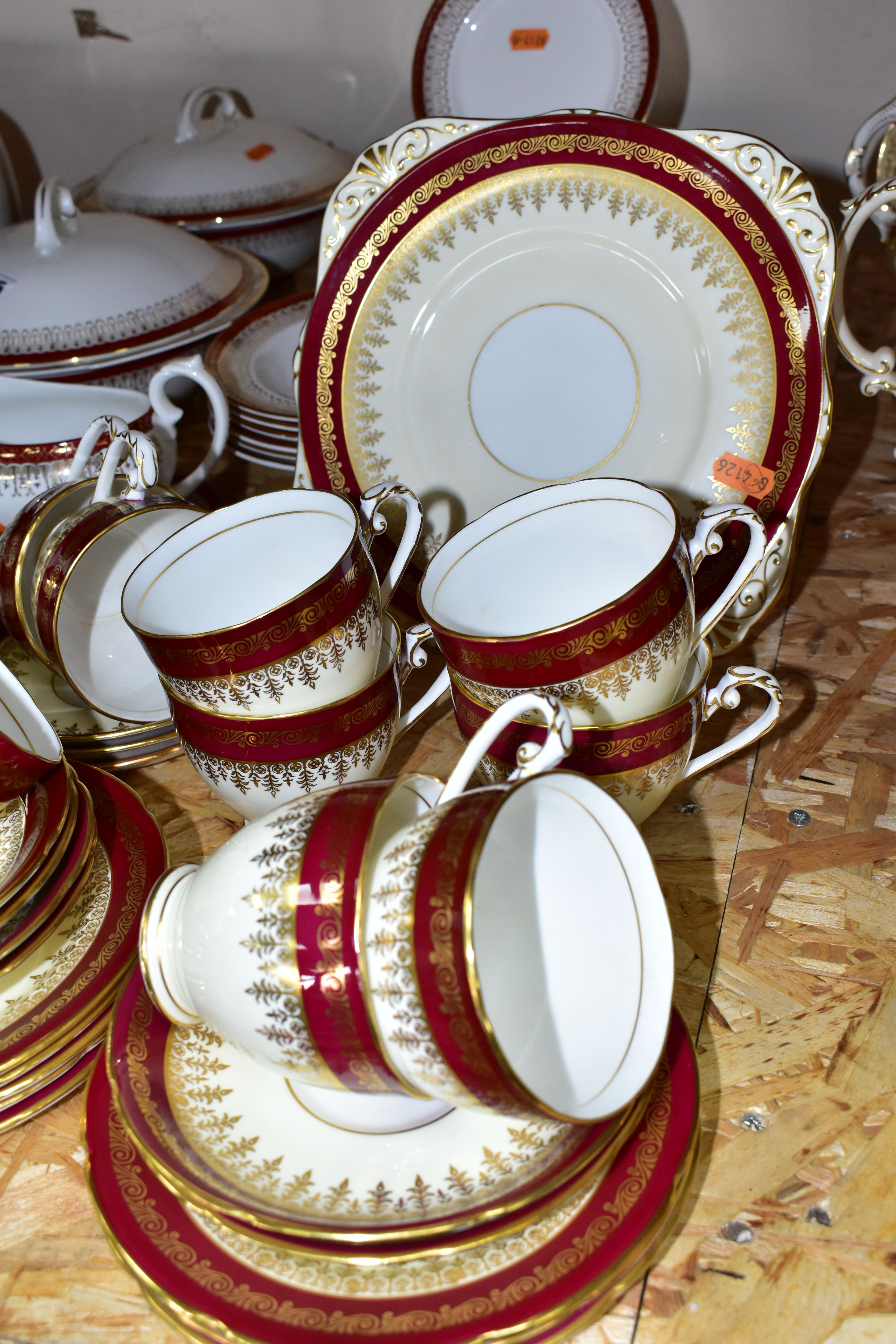 A ROYAL GRAFTON 'MAJESTIC' PATTERN DINNER SET TOGETHER WITH A ROYAL GRAFTON 'BALMORAL' PATTERN TEA - Bild 3 aus 4