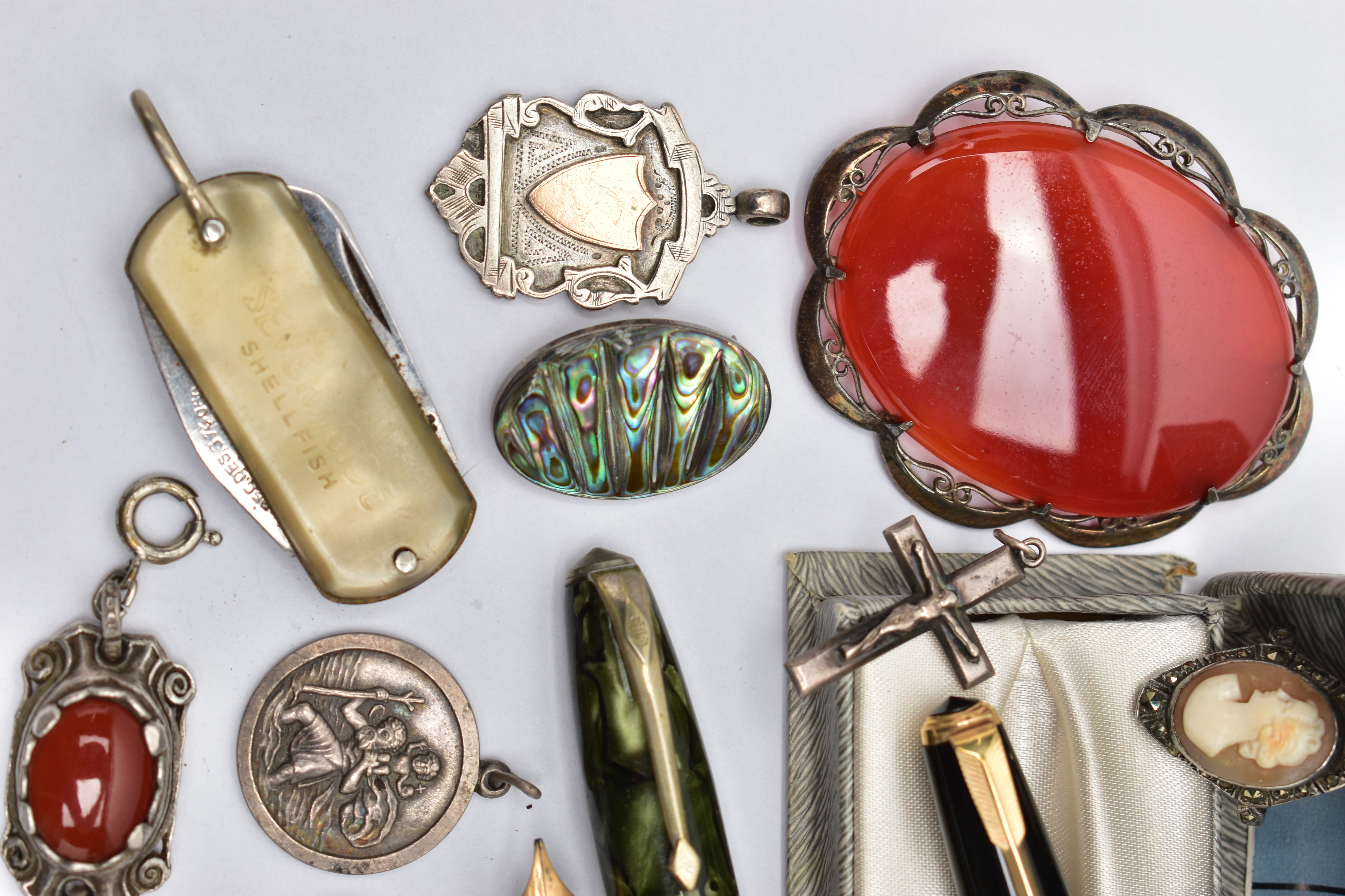A SELECTION OF MAINLY SILVER AND WHITE METAL JEWELLERY, to include an Edwardian silver shield - Image 4 of 6