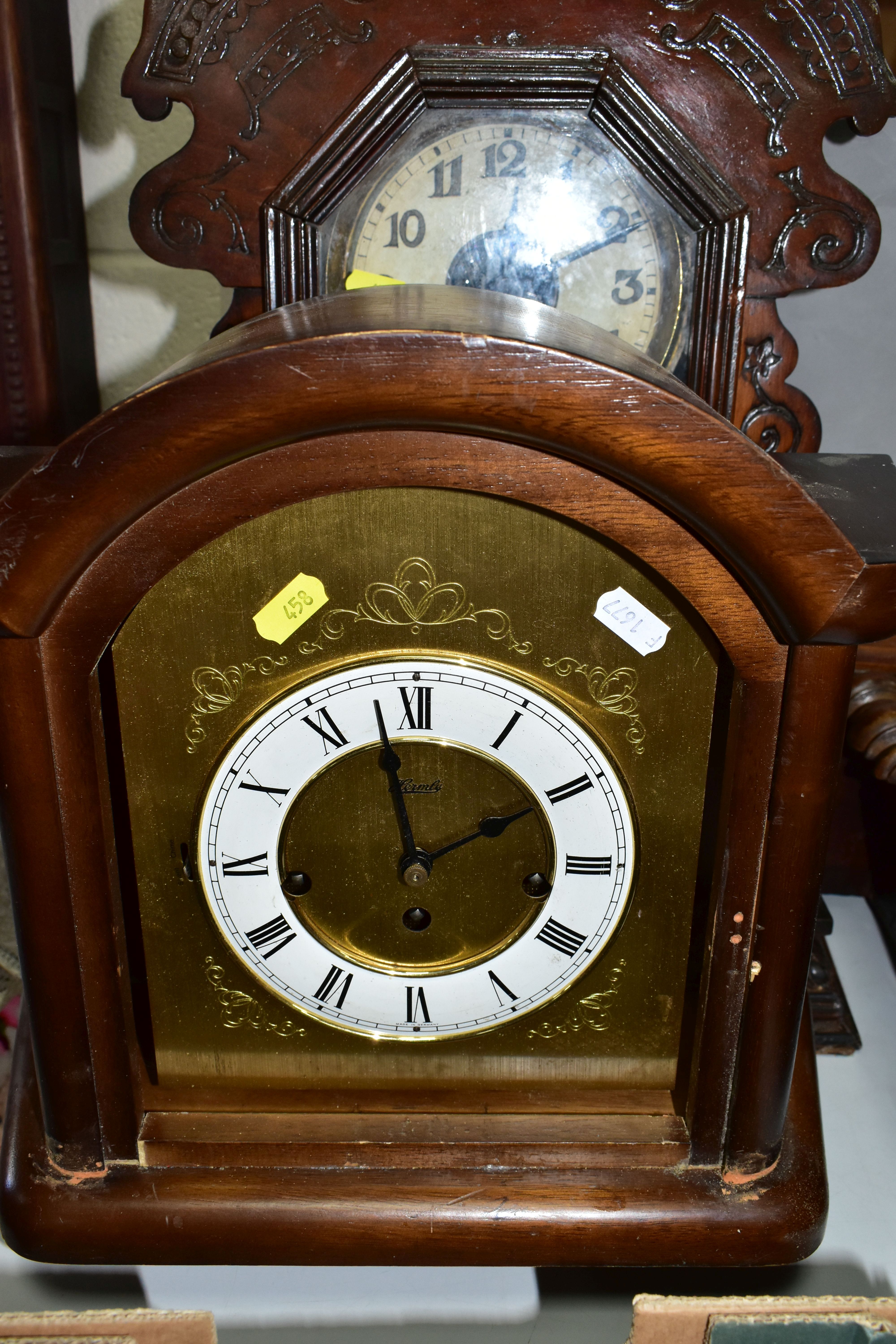 A BOX AND LOOSE CLOCKS, CLOCK PARTS AND CASES, to include two cases for wall clocks, three clocks - Bild 4 aus 6