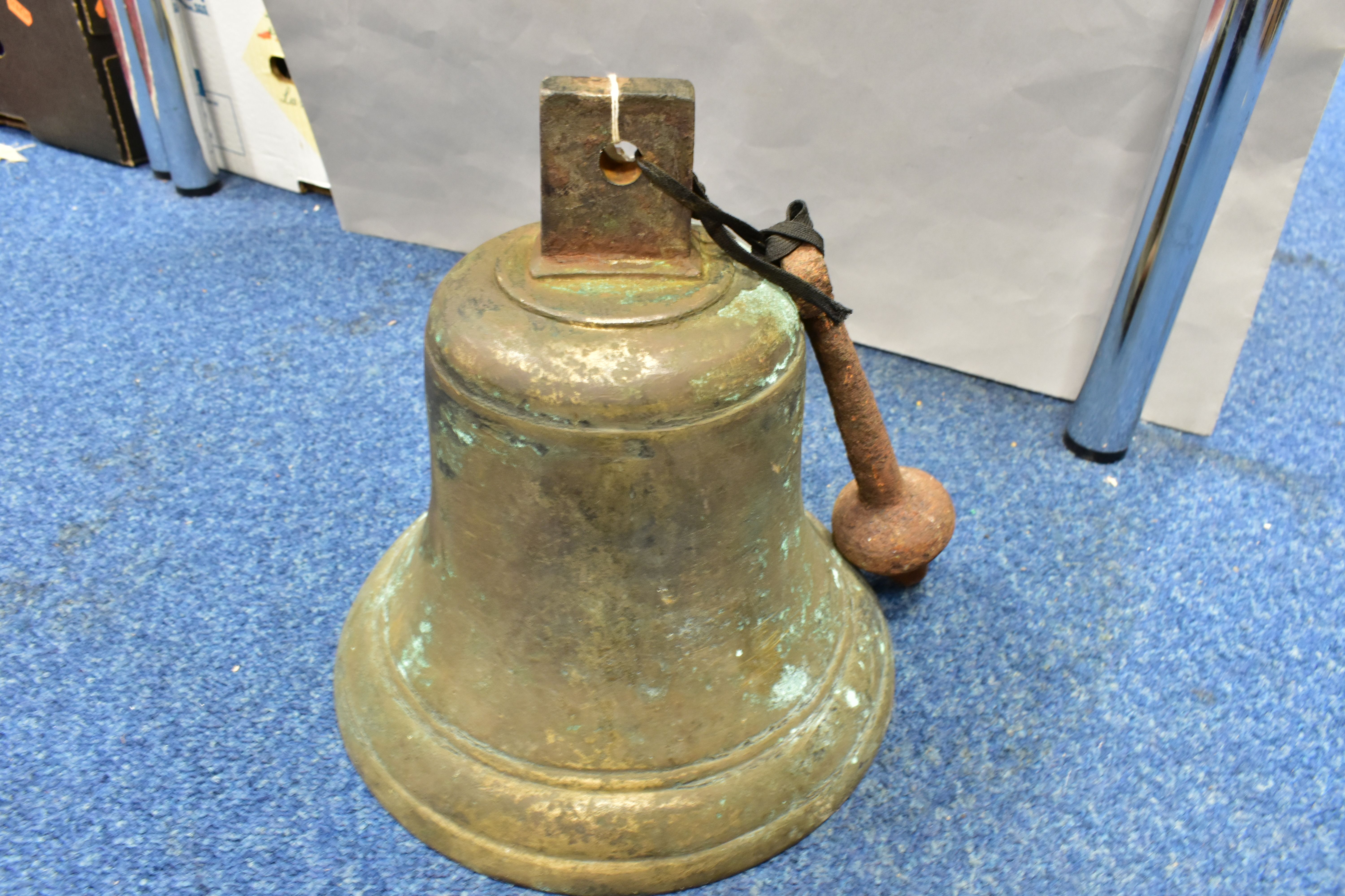 A VINTAGE BELL, in bell metal, with iron clapper, diameter 25cm, heavy (1) (Condition report: - Bild 2 aus 4