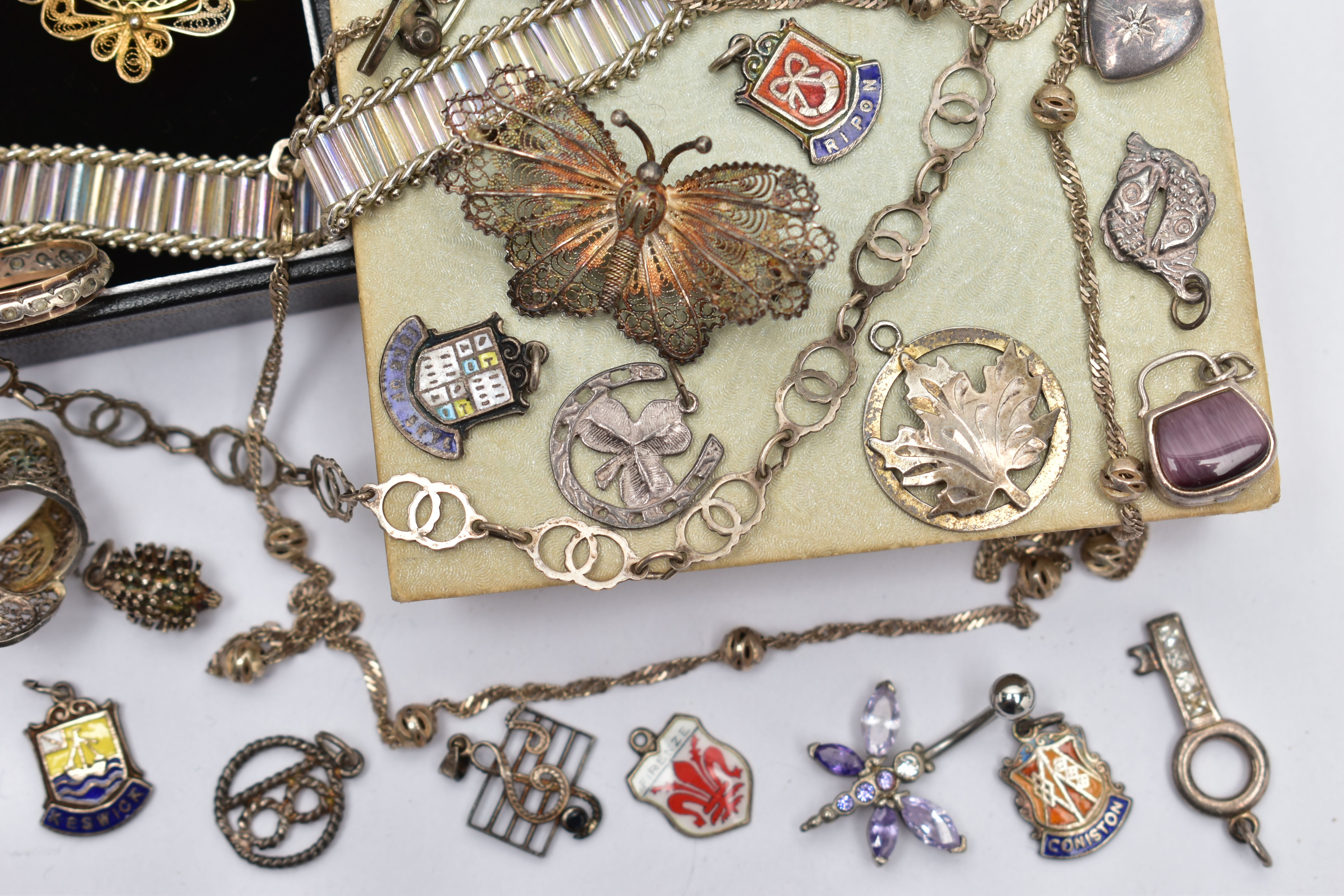 A SELECTION OF SILVER AND WHITE METAL JEWELLERY, to include a ladies silver 'Accurist' wristwatch - Bild 3 aus 5