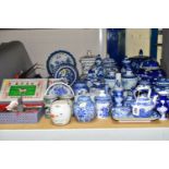 A QUANTITY OF BLUE AND WHITE WILLOW PATTERN AND ORIENTAL STYLE CERAMICS, comprising a Portmeirion '