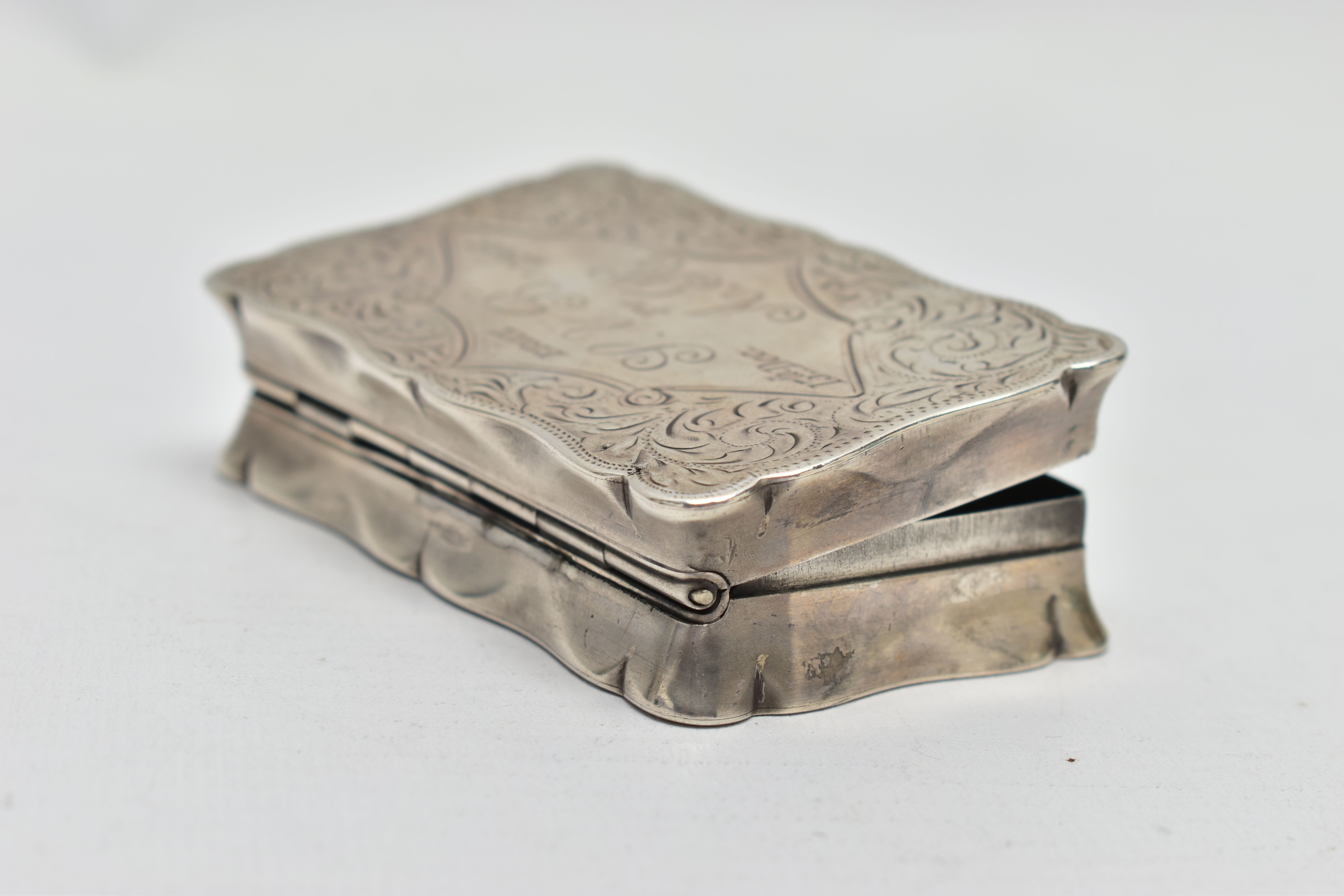 AN EDWARDIAN SILVER TABLE SNUFF BOX, the undulating rectangular box with hinged lid, scrolling - Image 5 of 5