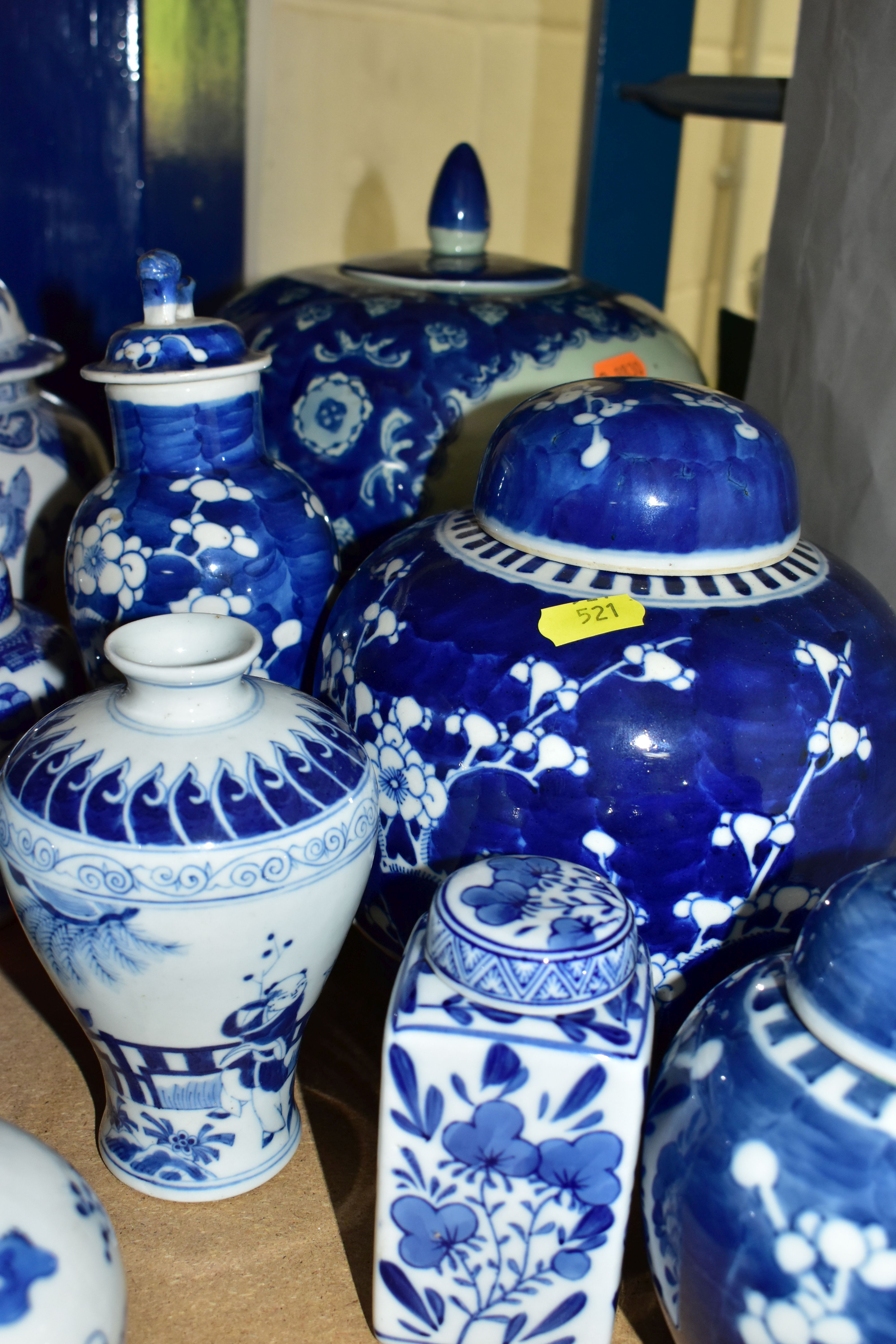 A QUANTITY OF BLUE AND WHITE WILLOW PATTERN AND ORIENTAL STYLE CERAMICS, comprising a Portmeirion ' - Bild 2 aus 9