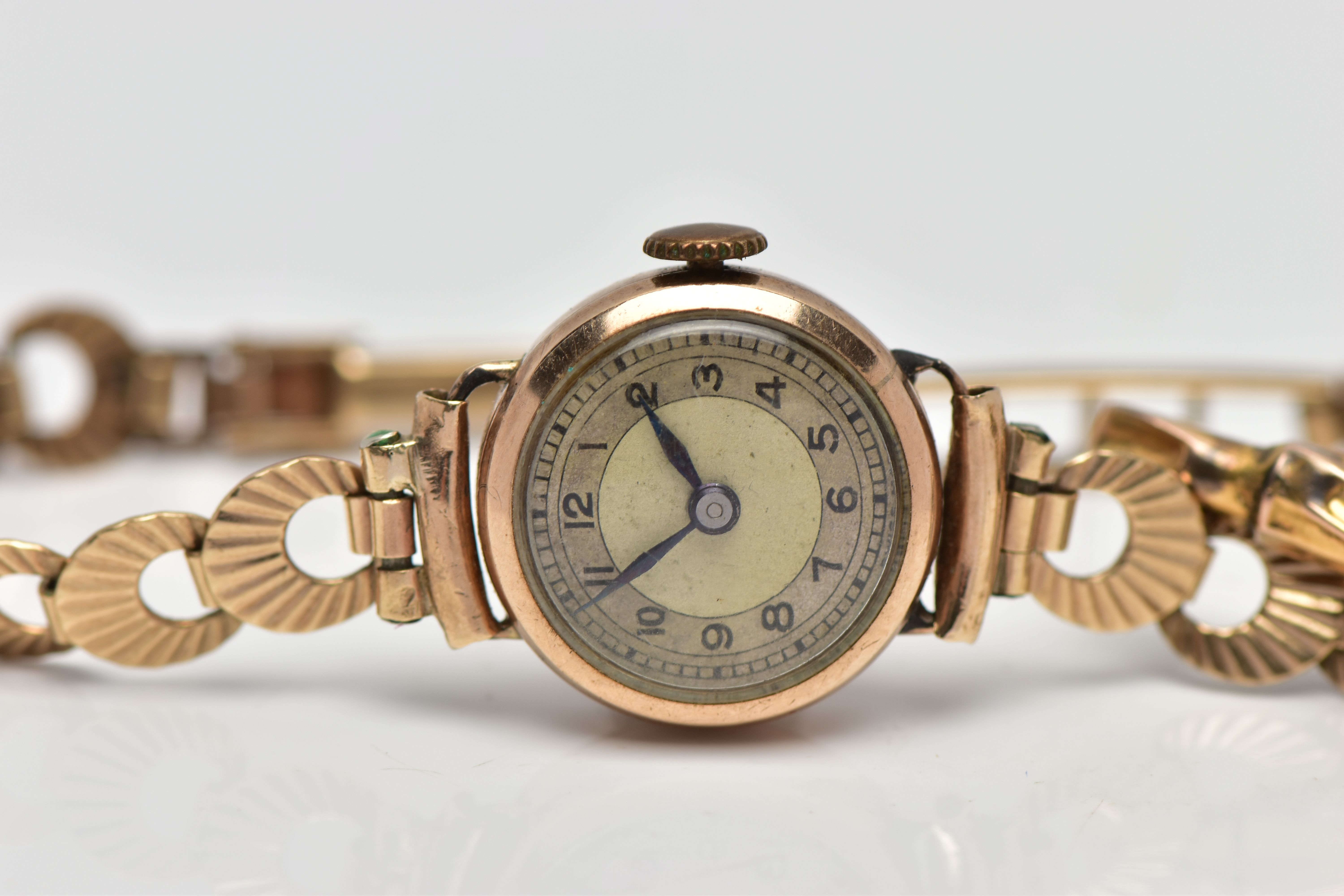 A LADIES MID 20TH CENTURY 9CT GOLD WRISTWATCH AND 9CT GOLD TOURMALINE BROOCH AF, the first a - Bild 2 aus 4