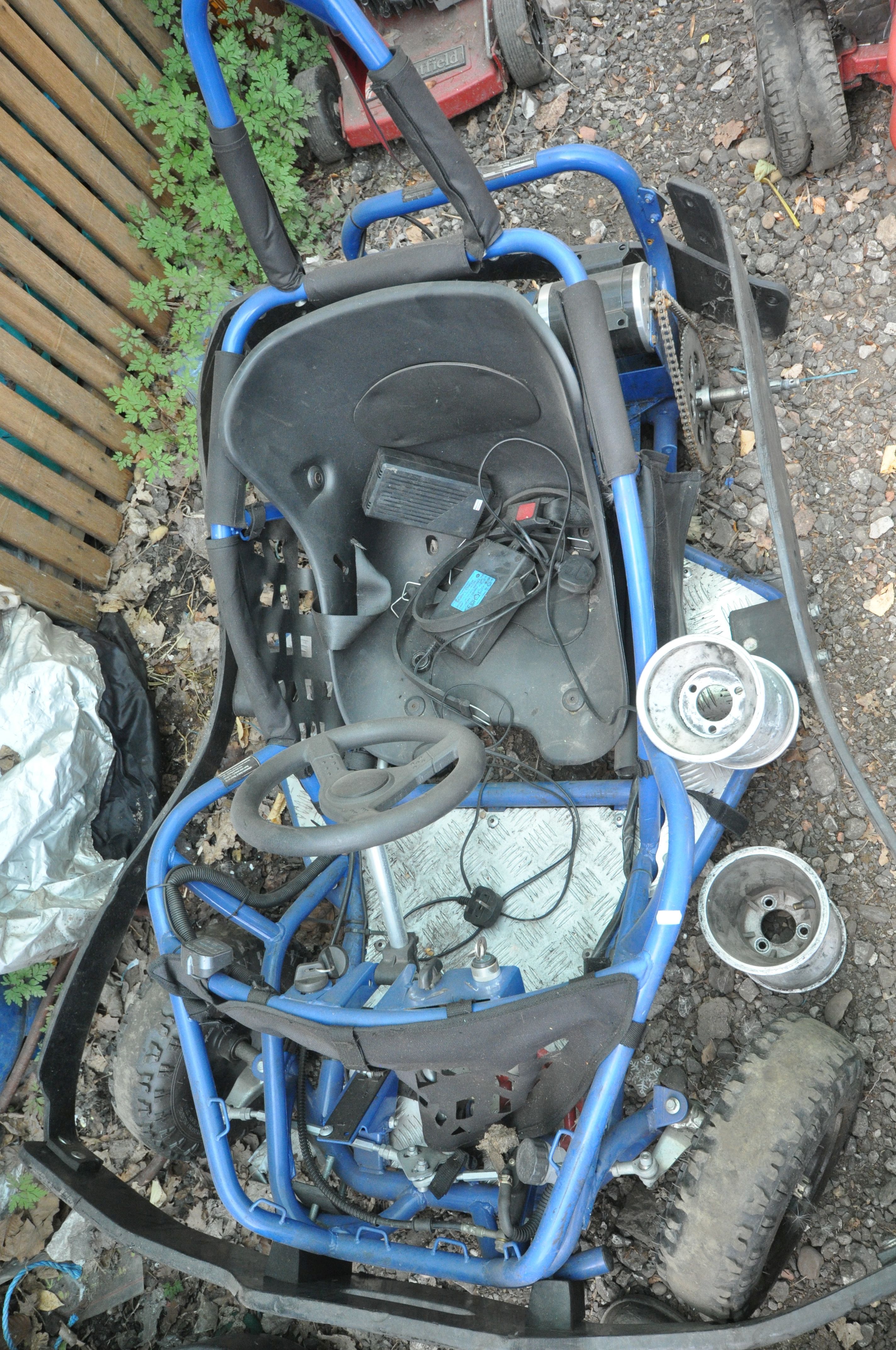 A HIGH PER OFF ROAD ELECTRIC GO CART looks to be fairly complete but missing batteries and - Bild 2 aus 3