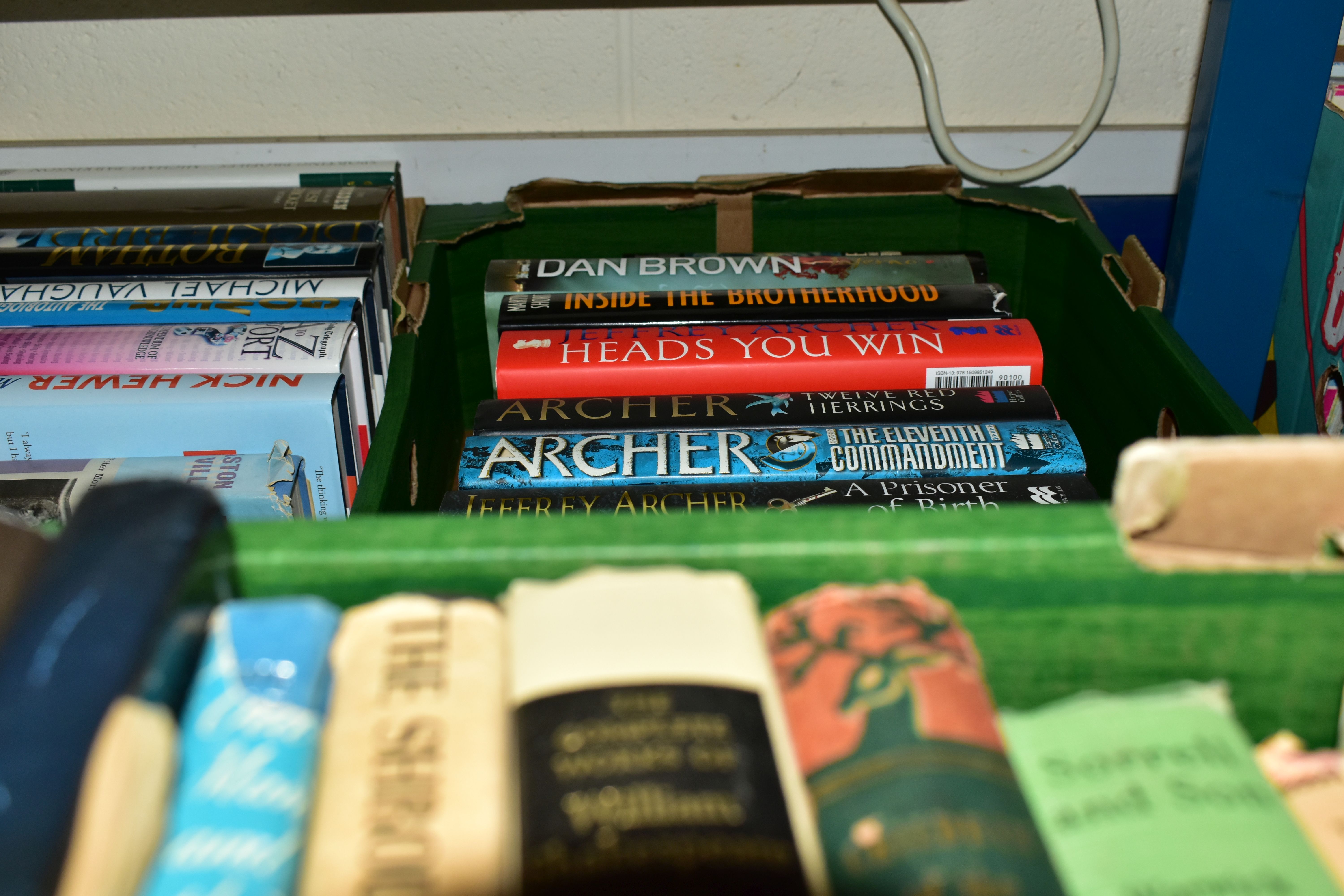 BOOKS & EPHEMERA , four boxes containing approximately 100 titles, mostly in hardback format, - Bild 3 aus 5