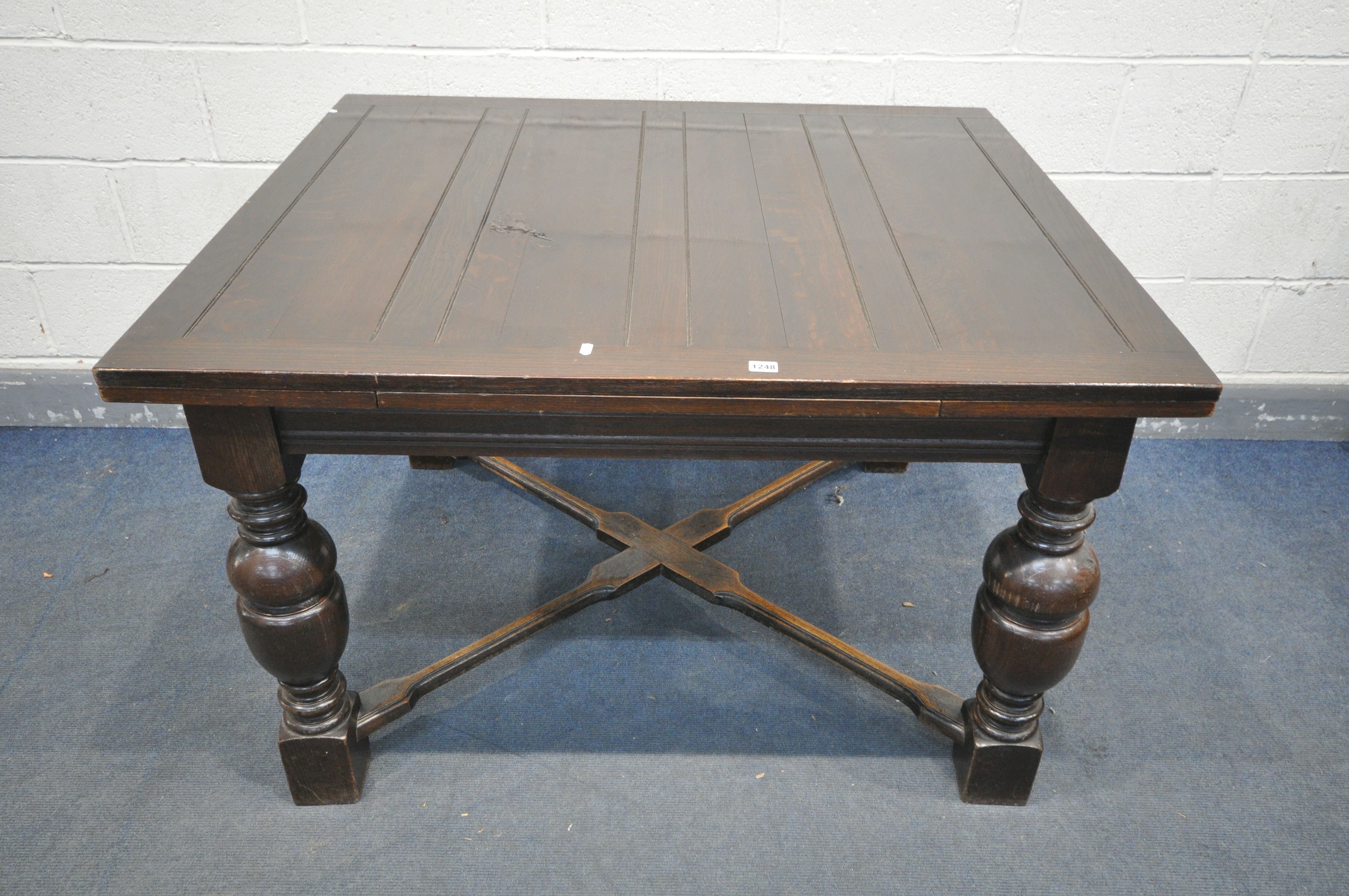 AN EARLY 20TH OAK DRAW LEAD DINING TABLE, on bulbous legs, united by a cross stretcher, open - Bild 3 aus 3