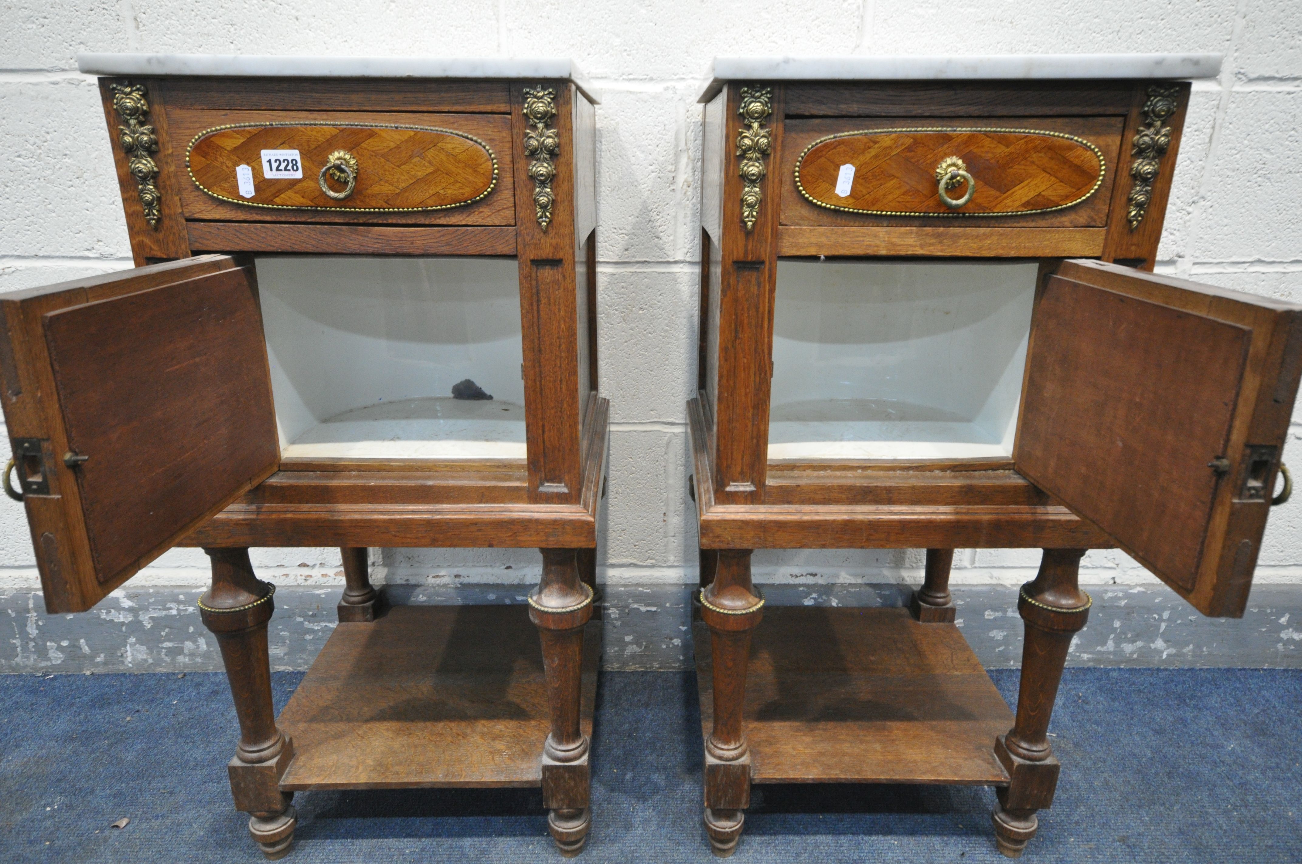 AN OPPOSING PAIR OF EARLY 20TH CENTURY OAK FRENCH POT CUPBOARD/BEDSIDE CABINETS, with marble top, - Bild 4 aus 4