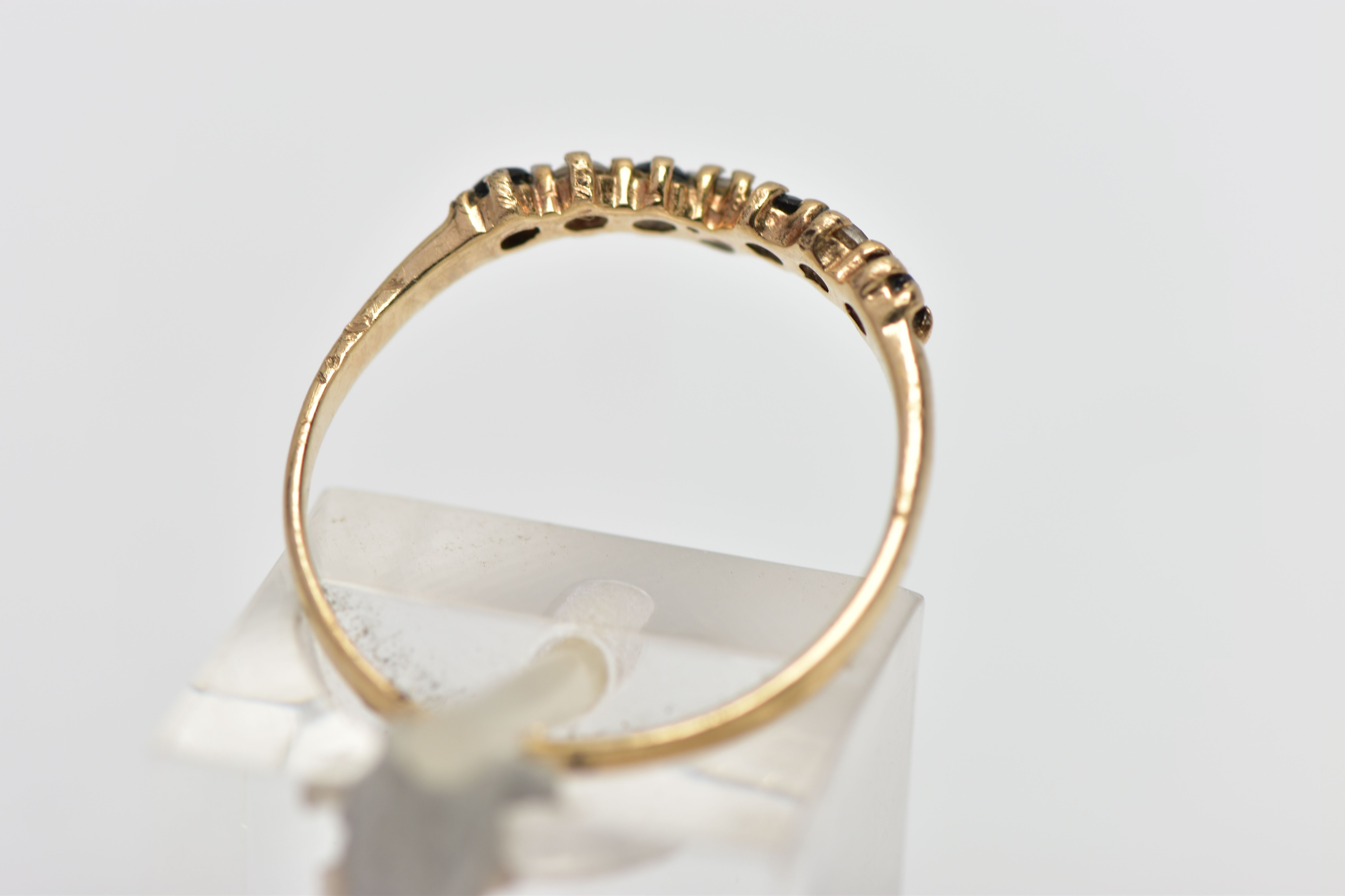 A 9CT GOLD GEM SET WISH BONE RING, designed with a row of four claw set, circular cut sapphires - Bild 3 aus 4